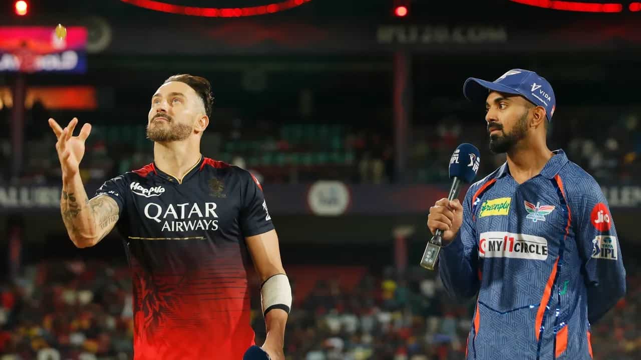 IPL 2023: RCB vs LSG: ಏಪ್ರಿಲ್ 10, 2023..ಬೆಂಗಳೂರಿನ ಚಿನ್ನಸ್ವಾಮಿ ಸ್ಟೇಡಿಯಂ ಹೈವೋಲ್ಟೇಜ್ ಪಂದ್ಯಕ್ಕೆ ಸಾಕ್ಷಿಯಾಗಿತ್ತು. ಈ ಪಂದ್ಯದಲ್ಲಿ ಟಾಸ್ ಗೆದ್ದ ಲಕ್ನೋ ಸೂಪರ್ ಜೈಂಟ್ಸ್ ತಂಡದ ನಾಯಕ ಕೆಎಲ್ ರಾಹುಲ್ ಬೌಲಿಂಗ್ ಆಯ್ದುಕೊಂಡಿದ್ದರು. ಅದರಂತೆ ಇನಿಂಗ್ಸ್ ಆರಂಭಿಸಿದ ಆರ್ಸಿಬಿ ತಂಡಕ್ಕೆ ವಿರಾಟ್ ಕೊಹ್ಲಿ ಹಾಗೂ ಫಾಫ್ ಡುಪ್ಲೆಸಿಸ್ ಉತ್ತಮ ಆರಂಭ ಒದಗಿಸಿದ್ದರು.