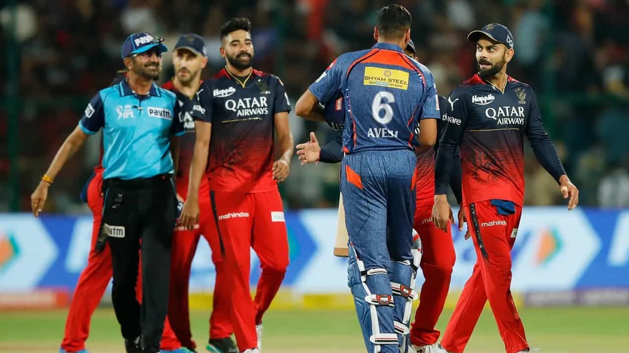 IPL 2023: ಸೋಮವಾರ ಬೆಂಗಳೂರಿನ ಚಿನ್ನಸ್ವಾಮಿ ಸ್ಟೇಡಿಯಂ ಹೈವೋಲ್ಟೇಜ್ ಕದನಕ್ಕೆ ಸಾಕ್ಷಿಯಾಗಿತ್ತು. ರಣರೋಚಕತೆಯಿಂದ ಕೂಡಿದ್ದ ಈ ಪಂದ್ಯದಲ್ಲಿ ಲಕ್ನೋ ಸೂಪರ್ ಜೈಂಟ್ಸ್ ತಂಡವು 1 ವಿಕೆಟ್ನಿಂದ ಜಯಗಳಿಸಿತ್ತು.