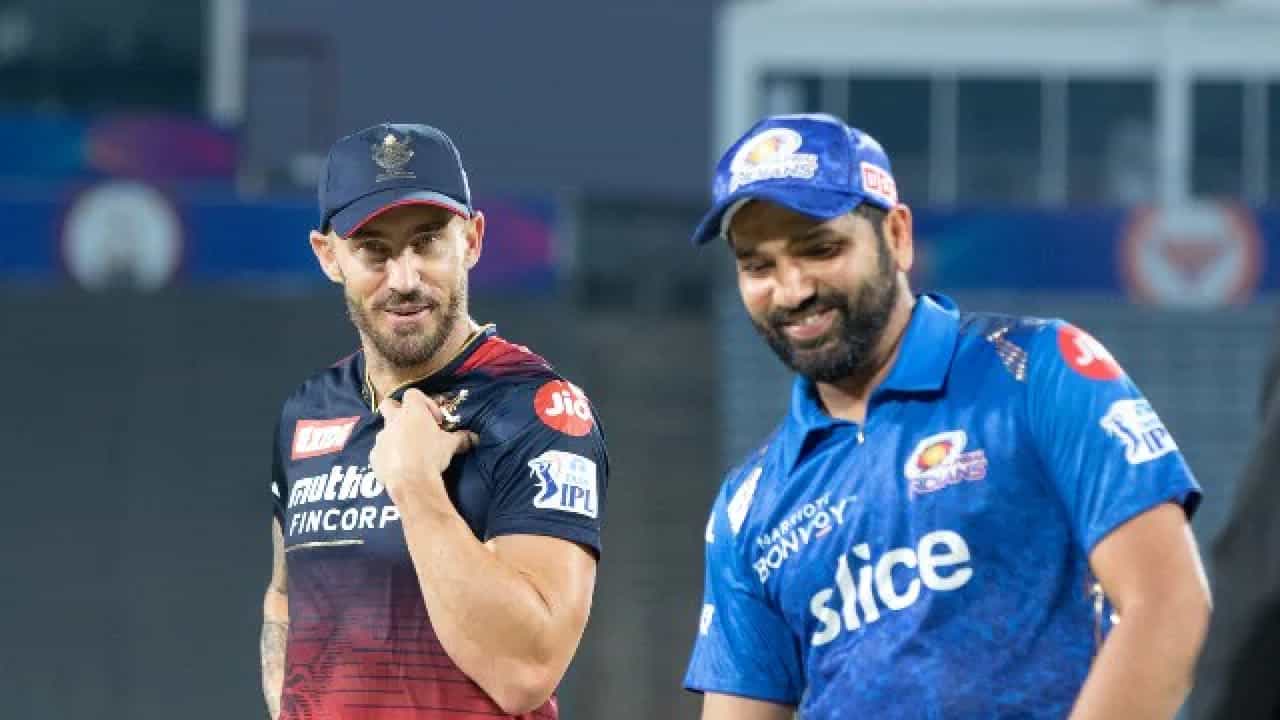 IPL 2023 RCB Playing 11: ಬೆಂಗಳೂರಿನ ಚಿನ್ನಸ್ವಾಮಿ ಸ್ಟೇಡಿಯಂನಲ್ಲಿ ನಡೆಯಲಿರುವ ಐಪಿಎಲ್ನ 5ನೇ ಪಂದ್ಯದಲ್ಲಿ ರಾಯಲ್ ಚಾಲೆಂಜರ್ಸ್ ಬೆಂಗಳೂರು ಹಾಗೂ ಮುಂಬೈ ಇಂಡಿಯನ್ಸ್ ತಂಡಗಳು ಮುಖಾಮುಖಿಯಾಗಲಿದೆ. ಆದರೆ ಈ ಪಂದ್ಯಕ್ಕೆ ಆರ್ಸಿಬಿ ತಂಡದ ಮೂವರು ಆಟಗಾರರು ಅಲಭ್ಯರಾಗುವುದು ಖಚಿತವಾಗಿದೆ.