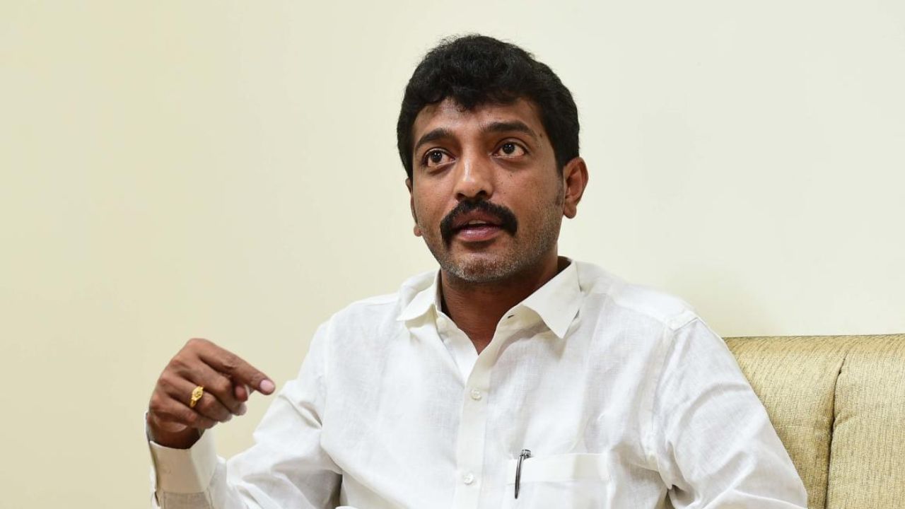 Raghu Achar: ನನ್ನ ಮರ್ಯಾದೆ ಪ್ರಶ್ನೆ ಇದು, ಯಾರಾದರೂ ಕಾಂಗ್ರೆಸ್ಗೆ ಮತ ನೀಡಿದರೆ ಓಡಿಸಿಬಿಡುತ್ತೇನೆ Raghu Achar: ನನ್ನ ಮರ್ಯಾದೆ ಪ್ರಶ್ನೆ ಇದು, ಯಾರಾದರೂ ಕಾಂಗ್ರೆಸ್ಗೆ ಮತ ನೀಡಿದರೆ ಓಡಿಸಿಬಿಡುತ್ತೇನೆ