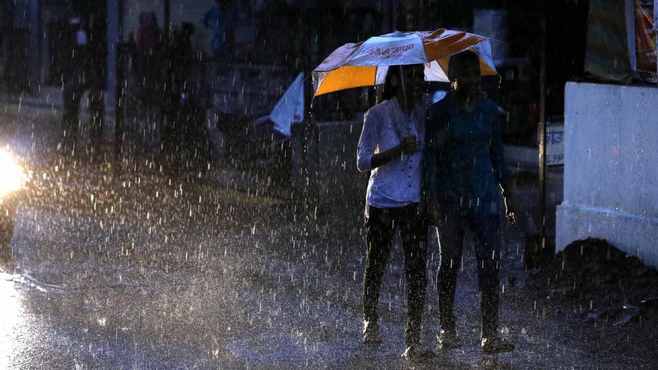 Karnataka Rain: ಏಪ್ರಿಲ್ 5ರವರೆಗೆ ಬೆಂಗಳೂರು ಸೇರಿದಂತೆ ಕರ್ನಾಟಕದ ದಕ್ಷಿಣ ಒಳನಾಡಿನ ಹಲವೆಡೆ ಮಳೆ Karnataka Rain: ಏಪ್ರಿಲ್ 5ರವರೆಗೆ ಬೆಂಗಳೂರು ಸೇರಿದಂತೆ ಕರ್ನಾಟಕದ ದಕ್ಷಿಣ ಒಳನಾಡಿನ ಹಲವೆಡೆ ಮಳೆ