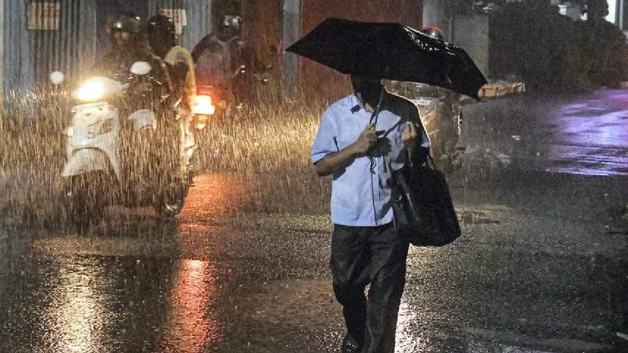 Karnataka Weather: ಮುಂದಿನ 24 ಗಂಟೆಗಳಲ್ಲಿ ಬೆಂಗಳೂರು, ಮೈಸೂರು, ಶಿವಮೊಗ್ಗ ಸೇರಿ 20ಕ್ಕೂ ಅಧಿಕ ಜಿಲ್ಲೆಗಳಲ್ಲಿ ಸುರಿಯಲಿದೆ ಮಳೆ Karnataka Weather: ಮುಂದಿನ 24 ಗಂಟೆಗಳಲ್ಲಿ ಬೆಂಗಳೂರು, ಮೈಸೂರು, ಶಿವಮೊಗ್ಗ ಸೇರಿ 20ಕ್ಕೂ ಅಧಿಕ ಜಿಲ್ಲೆಗಳಲ್ಲಿ ಸುರಿಯಲಿದೆ ಮಳೆ