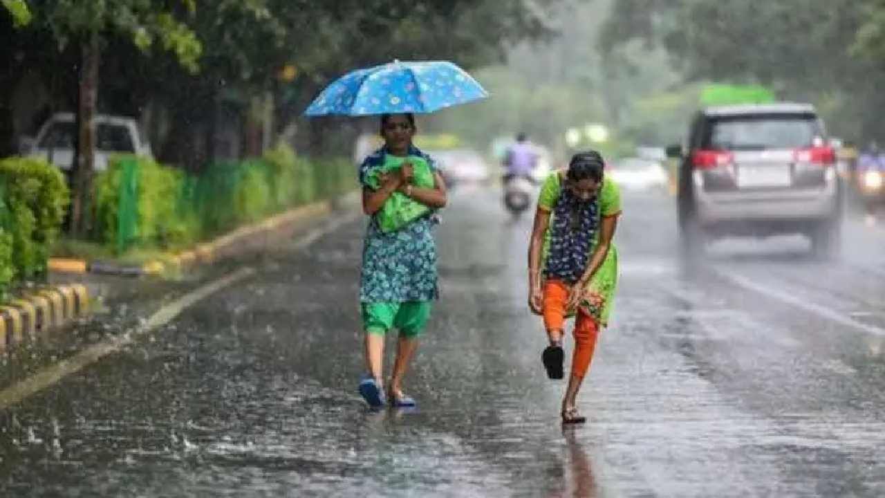 ತಮಿಳುನಾಡಿನಲ್ಲಿ ಚಂಡಮಾರುತ ಸಂಭವಿಸುವ ಸಾಧ್ಯತೆ ಇದ್ದು, ಮುಂದಿನ 5 ದಿನಗಳ ಕಾಲ ಬೆಂಗಳೂರು ಸೇರಿದಂತೆ ರಾಜ್ಯದ ಹಲವೆಡೆ ಮಳೆಯಾಗಬಹುದು ಎಂದು ಹವಾಮಾನ ಇಲಾಖೆ ಮುನ್ಸೂಚನೆ ನೀಡಿದೆ.
