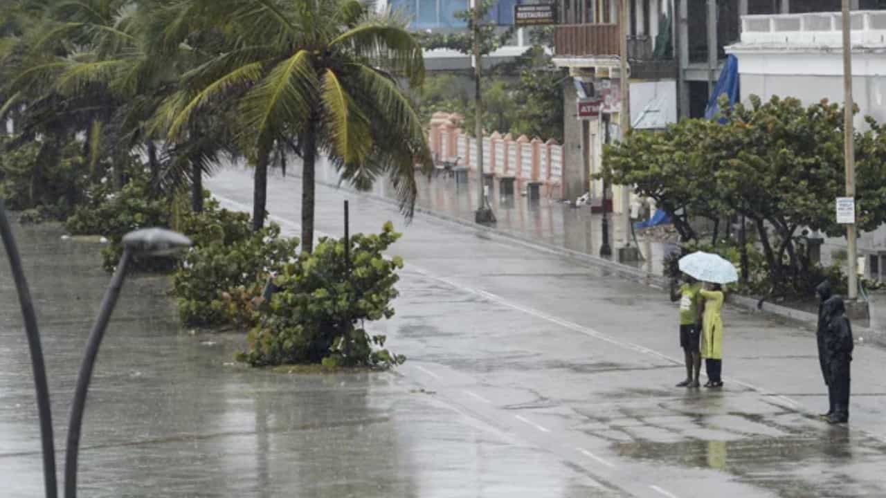Karnataka Rain: ಬೆಂಗಳೂರು ಸೇರಿದಂತೆ ಮುಂದಿನ 3 ದಿನ ರಾಜ್ಯಾದ್ಯಂತ ಮಳೆ ಸಾದ್ಯತೆ: ಹವಾಮಾನ ಇಲಾಖೆ Karnataka Rain: ಬೆಂಗಳೂರು ಸೇರಿದಂತೆ ಮುಂದಿನ 3 ದಿನ ರಾಜ್ಯಾದ್ಯಂತ ಮಳೆ ಸಾದ್ಯತೆ: ಹವಾಮಾನ ಇಲಾಖೆ