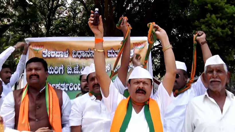 ಟಿಕೆಟ್ಗಾಗಿ ಕುತ್ತಿಗೆಗೆ ನೇಣು ಕುಣಿಕೆ ಹಾಕಿಕೊಂಡು, ಕೈಯಲ್ಲಿ ಬಾಟಲಿ ಹಿಡಿದು ಬಿಜೆಪಿ ನಾಯಕನ ಹೈಡ್ರಾಮಾ