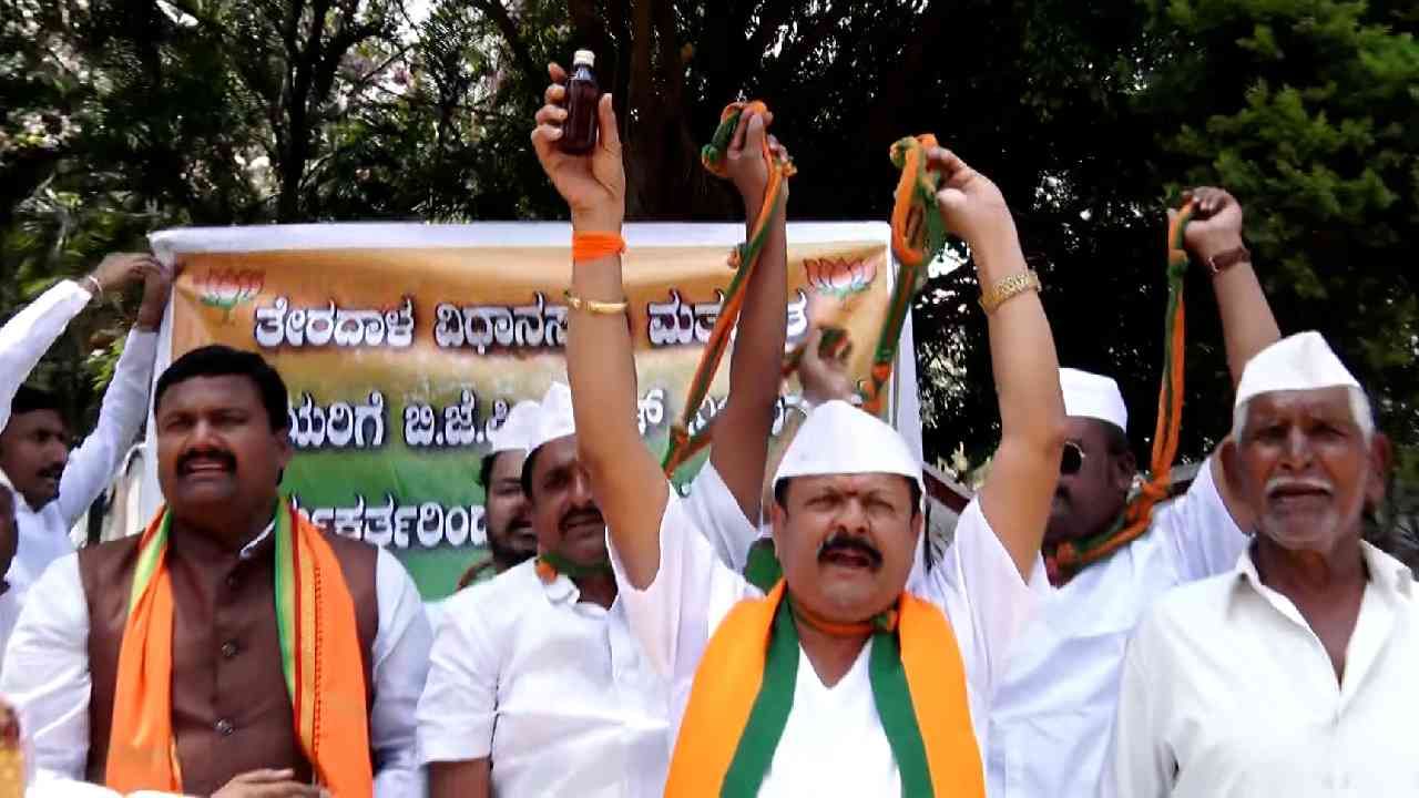 ಟಿಕೆಟ್ಗಾಗಿ ಕುತ್ತಿಗೆಗೆ ನೇಣು ಕುಣಿಕೆ ಹಾಕಿಕೊಂಡು, ಕೈಯಲ್ಲಿ ಬಾಟಲಿ ಹಿಡಿದು ಬಿಜೆಪಿ ನಾಯಕನ ಹೈಡ್ರಾಮಾ ಟಿಕೆಟ್ಗಾಗಿ ಕುತ್ತಿಗೆಗೆ ನೇಣು ಕುಣಿಕೆ ಹಾಕಿಕೊಂಡು, ಕೈಯಲ್ಲಿ ಬಾಟಲಿ ಹಿಡಿದು ಬಿಜೆಪಿ ನಾಯಕನ ಹೈಡ್ರಾಮಾ