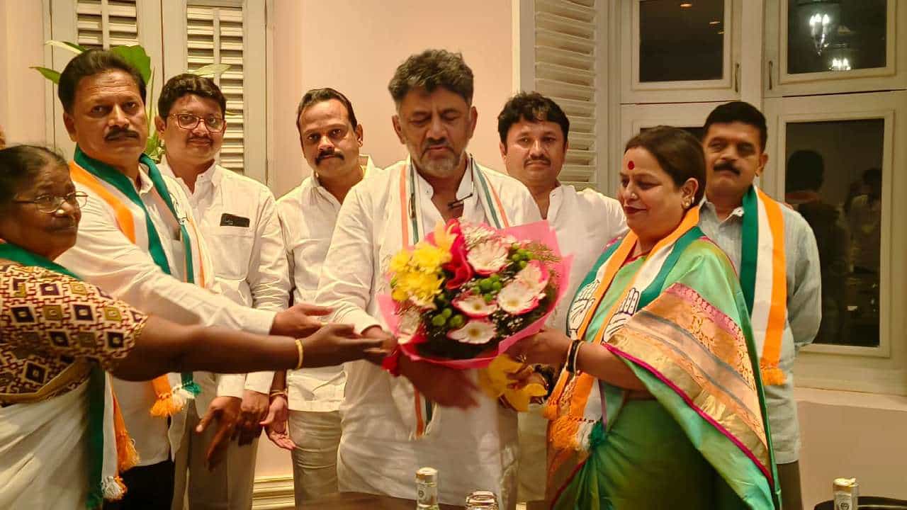 ಸಚಿವ ಆನಂದ್ ಸಿಂಗ್ ಸಹೋದರಿ ರಾಣಿ ಸಂಯುಕ್ತಾ ಸಿಂಗ್ ಬಿಜೆಪಿ ತೊರೆದು ಕಾಂಗ್ರೆಸ್ ಸೇರ್ಪಡೆ ಸಚಿವ ಆನಂದ್ ಸಿಂಗ್ ಸಹೋದರಿ ರಾಣಿ ಸಂಯುಕ್ತಾ ಸಿಂಗ್ ಬಿಜೆಪಿ ತೊರೆದು ಕಾಂಗ್ರೆಸ್ ಸೇರ್ಪಡೆ