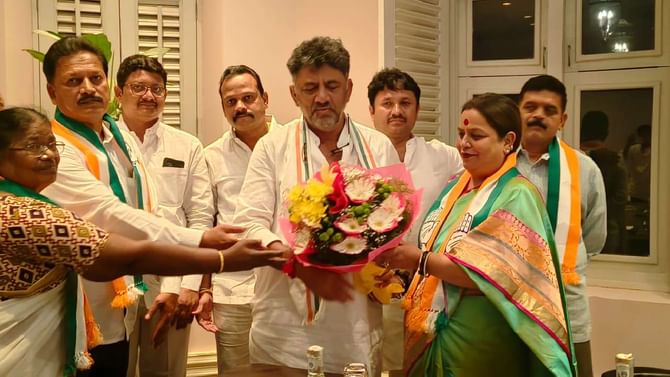 ಸಚಿವ ಆನಂದ್ ಸಿಂಗ್ ಸಹೋದರಿ ರಾಣಿ ಸಂಯುಕ್ತಾ ಸಿಂಗ್ ಬಿಜೆಪಿ ತೊರೆದು ಕಾಂಗ್ರೆಸ್ ಸೇರ್ಪಡೆ ಸಚಿವ ಆನಂದ್ ಸಿಂಗ್ ಸಹೋದರಿ ರಾಣಿ ಸಂಯುಕ್ತಾ ಸಿಂಗ್ ಬಿಜೆಪಿ ತೊರೆದು ಕಾಂಗ್ರೆಸ್ ಸೇರ್ಪಡೆ
