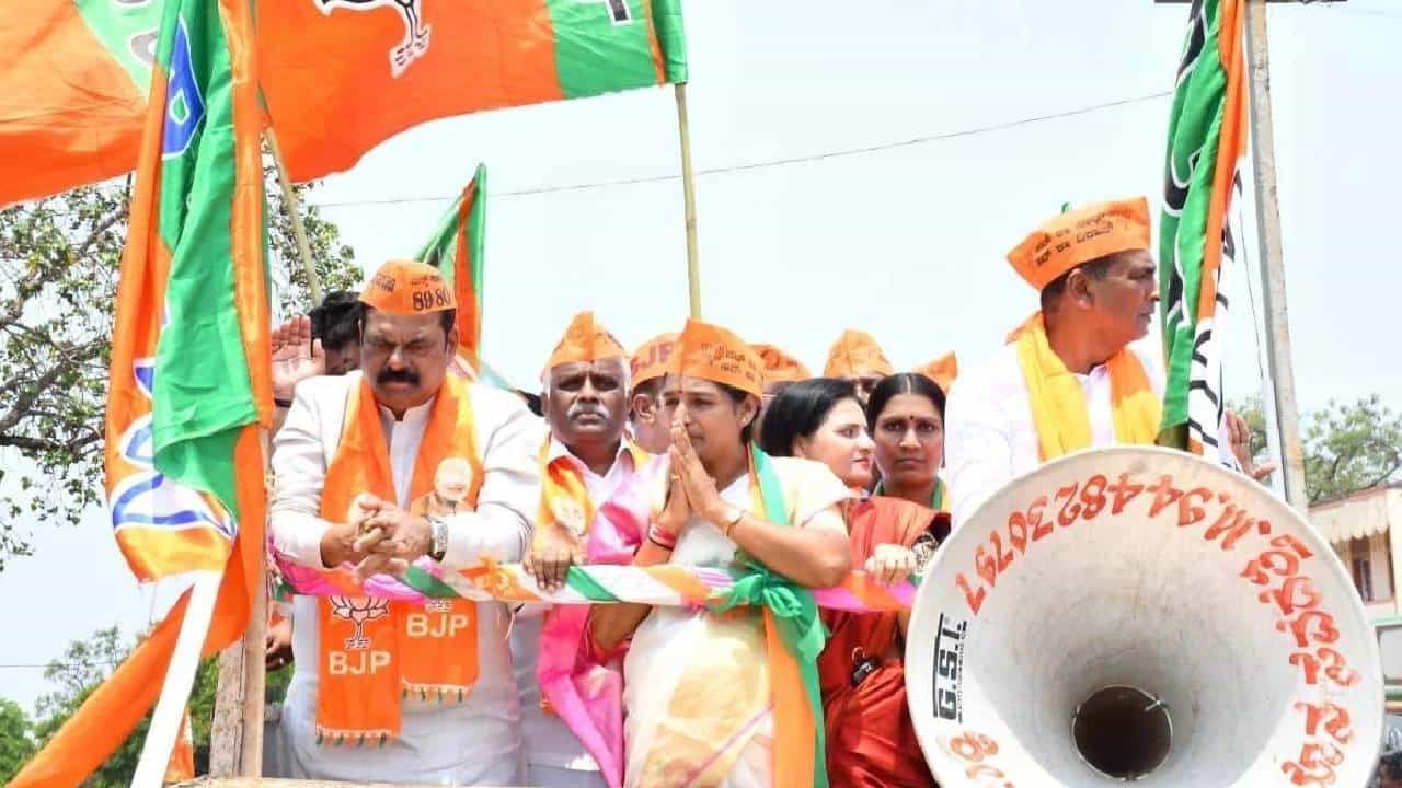 ಸವದತ್ತಿ ಬಿಜೆಪಿ ಅಭ್ಯರ್ಥಿ ರತ್ನಾ ಮಾಮನಿ ನಾಮಪತ್ರ ಅಂಗೀಕಾರ: ಹೈಕೋರ್ಟ್ ಮೆಟ್ಟಿಲೇರಲು ಸಜ್ಜಾದ ಕಾಂಗ್ರೆಸ್ ಅಭ್ಯರ್ಥಿ ಸವದತ್ತಿ ಬಿಜೆಪಿ ಅಭ್ಯರ್ಥಿ ರತ್ನಾ ಮಾಮನಿ ನಾಮಪತ್ರ ಅಂಗೀಕಾರ: ಹೈಕೋರ್ಟ್ ಮೆಟ್ಟಿಲೇರಲು ಸಜ್ಜಾದ ಕಾಂಗ್ರೆಸ್ ಅಭ್ಯರ್ಥಿ