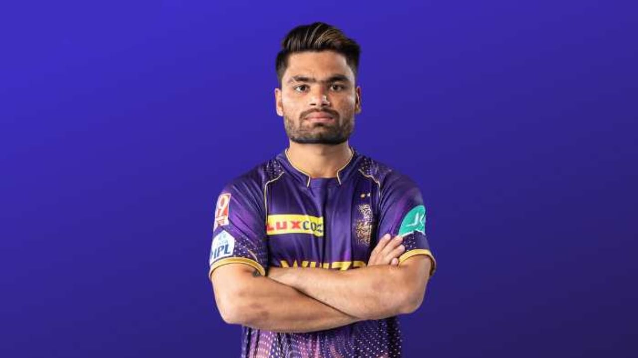 3- ರಿಂಕು ಸಿಂಗ್: ಕೆಕೆಆರ್ ಪರ ಮಧ್ಯಮ ಕ್ರಮಾಂಕದಲ್ಲಿ ಬ್ಯಾಟ್ ಬೀಸುತ್ತಿರುವ ರಿಂಕು ಸಿಂಗ್ ಇದೀಗ ಸಿಕ್ಸರ್ ಸಿಂಗ್ ಎನಿಸಿಕೊಂಡಿದ್ದಾರೆ. ಮೊದಲಾರ್ಧದ 7 ಪಂದ್ಯಗಳಿಂದ ರಿಂಕು ಬ್ಯಾಟ್​ನಿಂದ ಬರೋಬ್ಬರಿ 17 ಸಿಕ್ಸ್​ಗಳು ಸಿಡಿದಿವೆ.