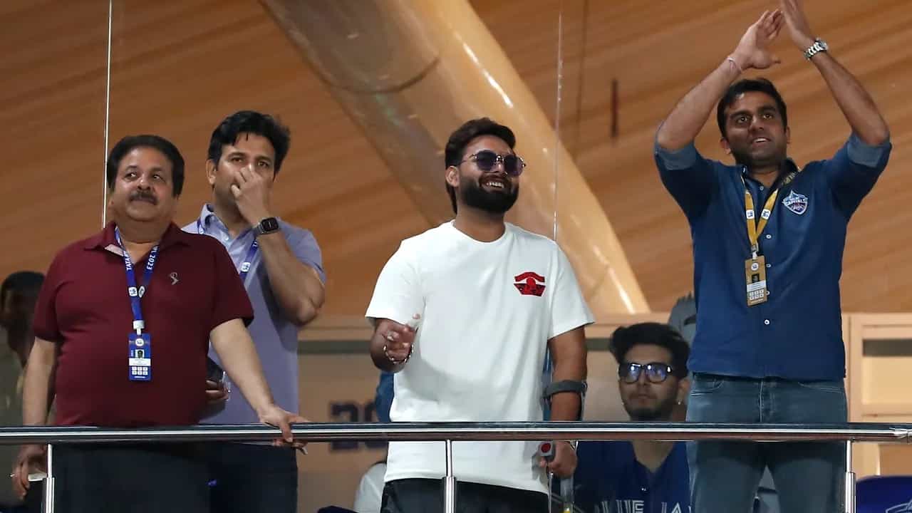 IPL 2023: ದೆಹಲಿಯ ಅರುಣ್ ಜೇಟ್ಲಿ ಸ್ಟೇಡಿಯಂನಲ್ಲಿ ನಡೆದ ಡೆಲ್ಲಿ ಕ್ಯಾಪಿಟಲ್ಸ್ ಹಾಗೂ ಗುಜರಾತ್ ಟೈಟಾನ್ಸ್ ನಡುವಣ ಪಂದ್ಯದ ವೇಳೆ ರಿಷಭ್ ಪಂತ್ ಕಾಣಿಸಿಕೊಂಡಿದ್ದಾರೆ. ಡಿಸೆಂಬರ್ನಲ್ಲಿ ನಡೆದ ಕಾರು ಅಪಘಾತದ ಬಳಿಕ ಸಾರ್ವಜನಿಕ ಸ್ಥಳಗಳಲ್ಲಿ ಕಾಣಿಸಿಕೊಂಡಿರದ ಪಂತ್, ತಮ್ಮ ತಂಡ ಡೆಲ್ಲಿ ಕ್ಯಾಪಿಟಲ್ಸ್ ಅನ್ನು ಬೆಂಬಲಿಸಲು ಸ್ಟೇಡಿಯಂಗೆ ಆಗಮಿಸಿದ್ದರು.