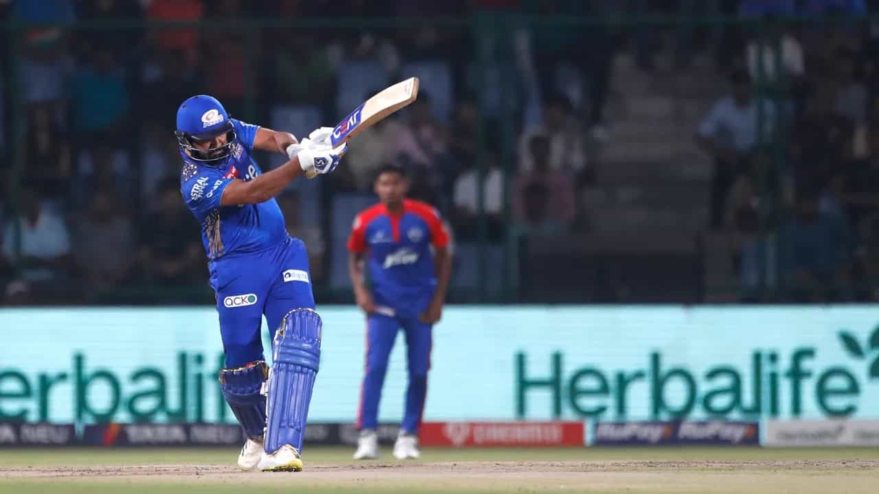 IPL 2023: ದೆಹಲಿಯ ಅರುಣ್ ಜೇಟ್ಲಿ ಸ್ಟೇಡಿಯಂನಲ್ಲಿ ನಡೆದ ಐಪಿಎಲ್ನ 16ನೇ ಪಂದ್ಯದಲ್ಲಿ ರೋಹಿತ್ ಶರ್ಮಾ ಅತ್ಯಾಕರ್ಷಕ ಅರ್ಧಶತಕ ಬಾರಿಸಿ ಮಿಂಚಿದ್ದರು. ಡೆಲ್ಲಿ ಕ್ಯಾಪಿಟಲ್ಸ್ ವಿರುದ್ಧ ನಡೆದ ಈ ಪಂದ್ಯದಲ್ಲಿ ಆರಂಭಿಕನಾಗಿ ಕಣಕ್ಕಿಳಿದಿದ್ದ ಹಿಟ್ಮ್ಯಾನ್ ಸ್ಪೋಟಕ ಬ್ಯಾಟಿಂಗ್ ಪ್ರದರ್ಶಿಸಿದ್ದರು.