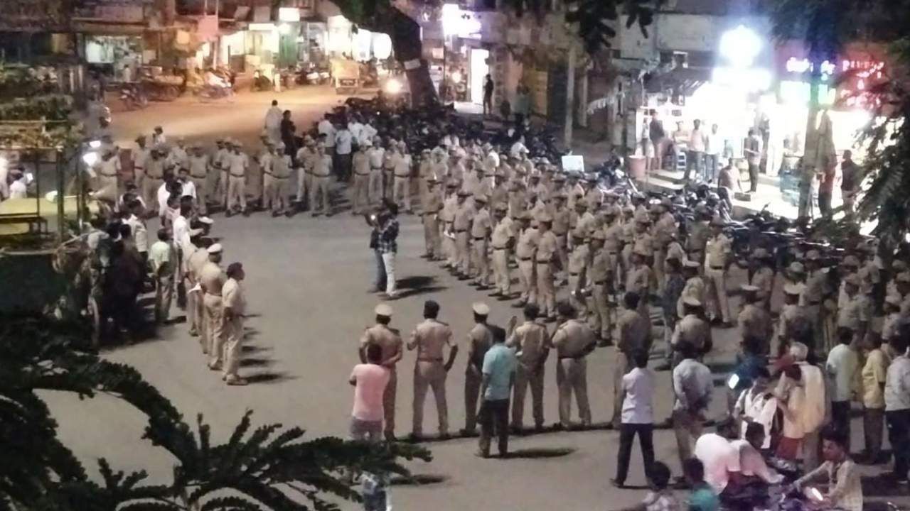 20ಕ್ಕೂ ಹೆಚ್ಚು ಕುಖ್ಯಾತ ರೌಡಿಶೀಟರ್ ಮನೆ ಮೇಲೆ ಪೊಲೀಸರ ದಾಳಿ: ಕಾನೂನುಬಾಹಿರ ಚಟುವಟಿಕೆಯಲ್ಲಿ ಭಾಗಿ ಆಗದಂತೆ ಎಚ್ಚರಿಕೆ 20ಕ್ಕೂ ಹೆಚ್ಚು ಕುಖ್ಯಾತ ರೌಡಿಶೀಟರ್ ಮನೆ ಮೇಲೆ ಪೊಲೀಸರ ದಾಳಿ: ಕಾನೂನುಬಾಹಿರ ಚಟುವಟಿಕೆಯಲ್ಲಿ ಭಾಗಿ ಆಗದಂತೆ ಎಚ್ಚರಿಕೆ
