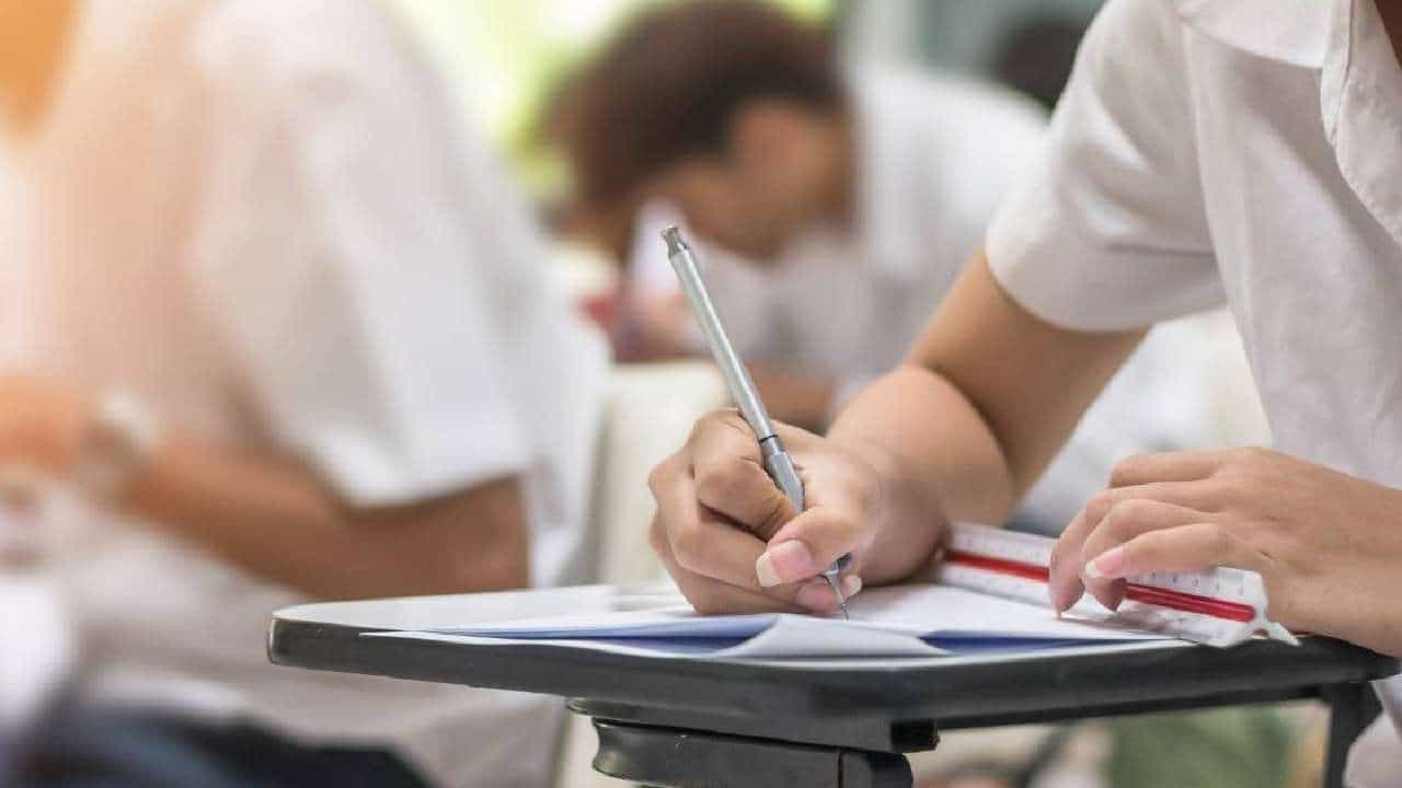 SSLC Exams 2023: ಪರೀಕ್ಷೆ ಬರೆದು ಹೋರಬಂದು ವಿಡಿಯೋ ಕಾಲ್ ಮೂಲಕ ತಂದೆ ಅಂತ್ಯಸಂಸ್ಕಾರ ವೀಕ್ಷಿಸಿದ ವಿದ್ಯಾರ್ಥಿನಿ SSLC Exams 2023: ಪರೀಕ್ಷೆ ಬರೆದು ಹೋರಬಂದು ವಿಡಿಯೋ ಕಾಲ್ ಮೂಲಕ ತಂದೆ ಅಂತ್ಯಸಂಸ್ಕಾರ ವೀಕ್ಷಿಸಿದ ವಿದ್ಯಾರ್ಥಿನಿ