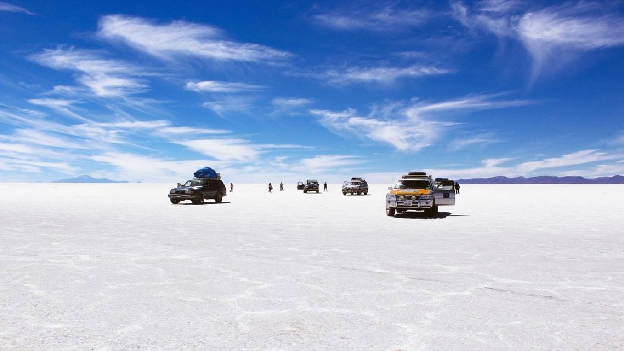 ಸಲಾರ್ ಡಿ ಯುಯುನಿ, ಬೊಲಿವಿಯಾ(Salar de Uyuni, Bolivia): ಕಡಲತೀರಗಳು, ವಿಮಾನಗಳು ಮತ್ತು ಆವೃತ ಪ್ರದೇಶಗಳಿಗಿಂತ ಟೆರ್ರಾ ಫರ್ಮಾ ಸಲಾರ್ ಡಿ ಯುಯುನಿ ನಿಮಗೆ ಉತ್ತಮ ಸ್ಥಳವಾಗಿದೆ. ವಿಶ್ವದ ಅತಿ ದೊಡ್ಡ ಉಪ್ಪು ಫ್ಲಾಟ್ ಇದ್ದು, ಇದು ಸರೋವರವು ಒಣಗಿದಾಗ ರಚಿಸಲ್ಪಟ್ಟಿದೆ. 