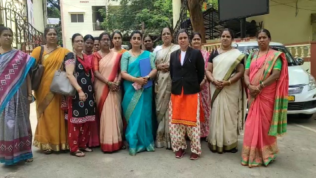 ಸಲಿಂಗ ವಿವಾಹ ಮಾನ್ಯತೆ ರದ್ದುಗೊಳಿಸುವಂತೆ ಧಾರವಾಡ ಸಂಸ್ಕೃತಿ ಟ್ರಸ್ಟ್ ಮಹಿಳಾ ಸದಸ್ಯರಿಂದ ರಾಷ್ಟ್ರಪತಿಗೆ ಪತ್ರ ಸಲಿಂಗ ವಿವಾಹ ಮಾನ್ಯತೆ ರದ್ದುಗೊಳಿಸುವಂತೆ ಧಾರವಾಡ ಸಂಸ್ಕೃತಿ ಟ್ರಸ್ಟ್ ಮಹಿಳಾ ಸದಸ್ಯರಿಂದ ರಾಷ್ಟ್ರಪತಿಗೆ ಪತ್ರ