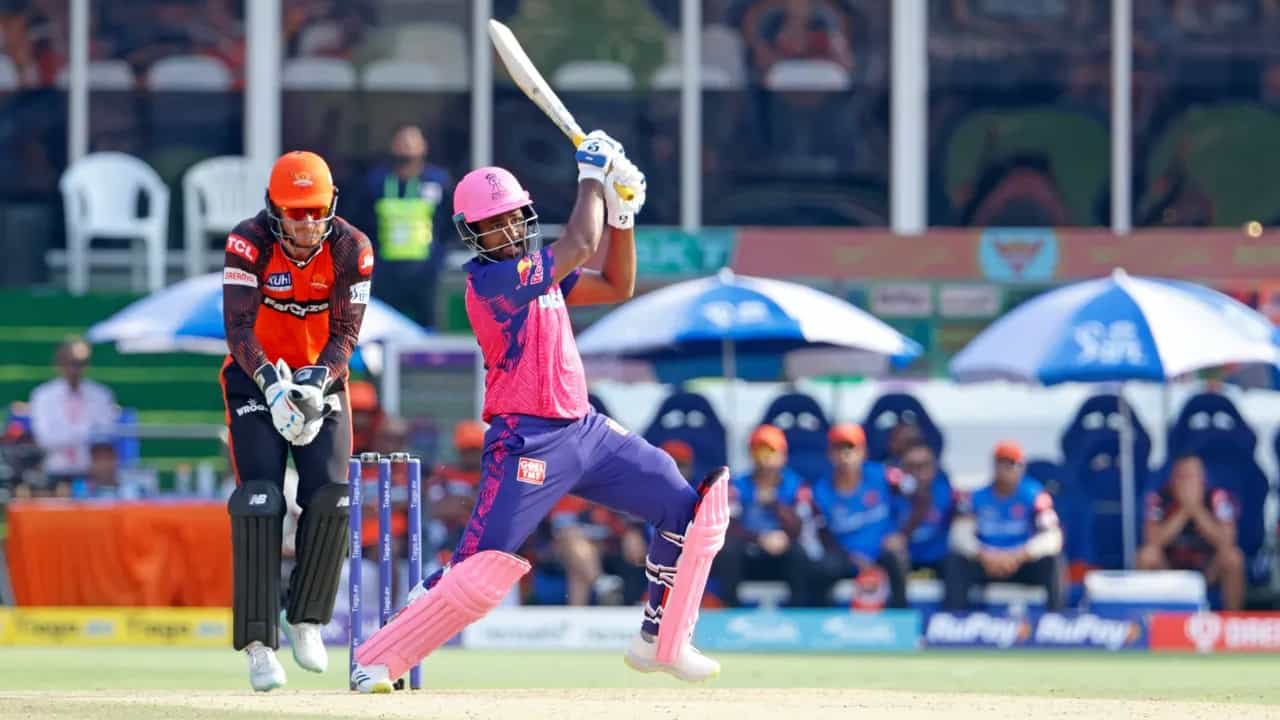 IPL 2023: ಇಂಡಿಯನ್ ಪ್ರೀಮಿಯರ್ ಲೀಗ್ನ 4ನೇ ಪಂದ್ಯದಲ್ಲಿ ಸನ್ರೈಸರ್ಸ್ ಹೈದರಾಬಾದ್ ವಿರುದ್ಧ ರಾಜಸ್ಥಾನ್ ರಾಯಲ್ಸ್ ತಂಡದ ನಾಯಕ ಸಂಜು ಸ್ಯಾಮ್ಸನ್ ಆಕರ್ಷಕ ಅರ್ಧಶತಕ ಬಾರಿಸಿ ಮಿಂಚಿದ್ದರು. ಈ ಅರ್ಧಶತಕದೊಂದಿಗೆ ಐಪಿಎಲ್ನ ವಿಶೇಷ ದಾಖಲೆಯೊಂದನ್ನು ಸ್ಯಾಮ್ಸನ್ ತಮ್ಮದಾಗಿಸಿಕೊಂಡಿದ್ದಾರೆ.