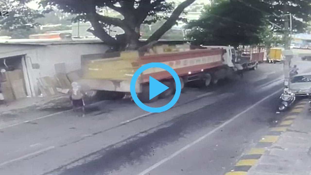 Bengaluru Accident: ಚಾಲಕನಿಲ್ಲದ ಟ್ರಕ್ ತನ್ನಿಂತಾನೆ ಮುಂದೆಸಾಗಿ ಹಲವು ವಾನಗಳಿಗೆ ಡಿಕ್ಕಿ! ವಿಡಿಯೋ ಇಲ್ಲಿದೆ ನೋಡಿ Bengaluru Accident: ಚಾಲಕನಿಲ್ಲದ ಟ್ರಕ್ ತನ್ನಿಂತಾನೆ ಮುಂದೆಸಾಗಿ ಹಲವು ವಾನಗಳಿಗೆ ಡಿಕ್ಕಿ! ವಿಡಿಯೋ ಇಲ್ಲಿದೆ ನೋಡಿ