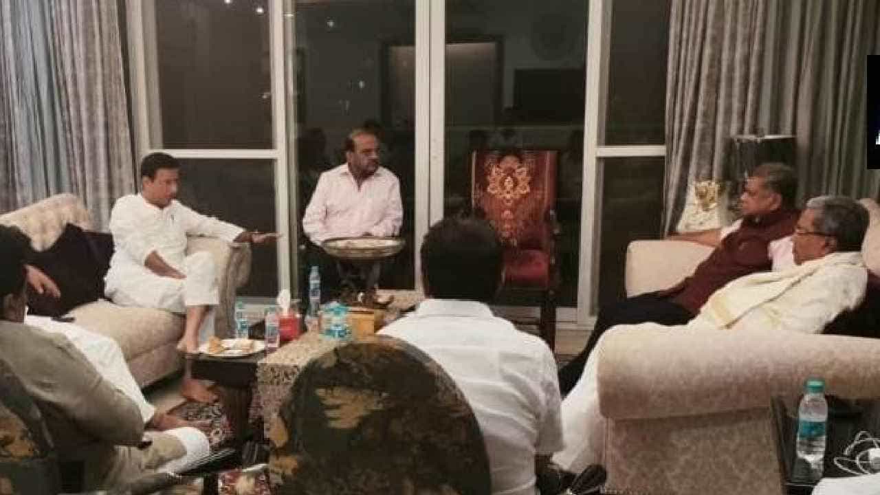 ತಮ್ಮ ಆಪ್ತರಿಗೆ ಟಿಕೆಟ್ ಕೊಡಬೇಕು ಎಂದು ಕಾಂಗ್ರೆಸ್ ನಾಯಕರ ಮುಂದೆ ಜಗದೀಶ್ ಶೆಟ್ಟರ್ ಬೇಡಿಕೆ ಇಟ್ಟಿದ್ದಾರೆ. ತಮಗೆ ಹಾಗೂ ತಮ್ಮ ಆಪ್ತರಾದ ಮಾಜಿ ಶಾಸಕ SI ಚಿಕ್ಕನಗೌಡರ್ ತಮ್ಮ ತವನಪ್ಪ ಅಷ್ಟಗಿಗೆ ಟಿಕೆಟ್ ನೀಡಬೇಕೆಂದು ಬೇಡಿಕೆ ಇಟ್ಟಿದ್ದಾರೆ ಎನ್ನಲಾಗಿದೆ.