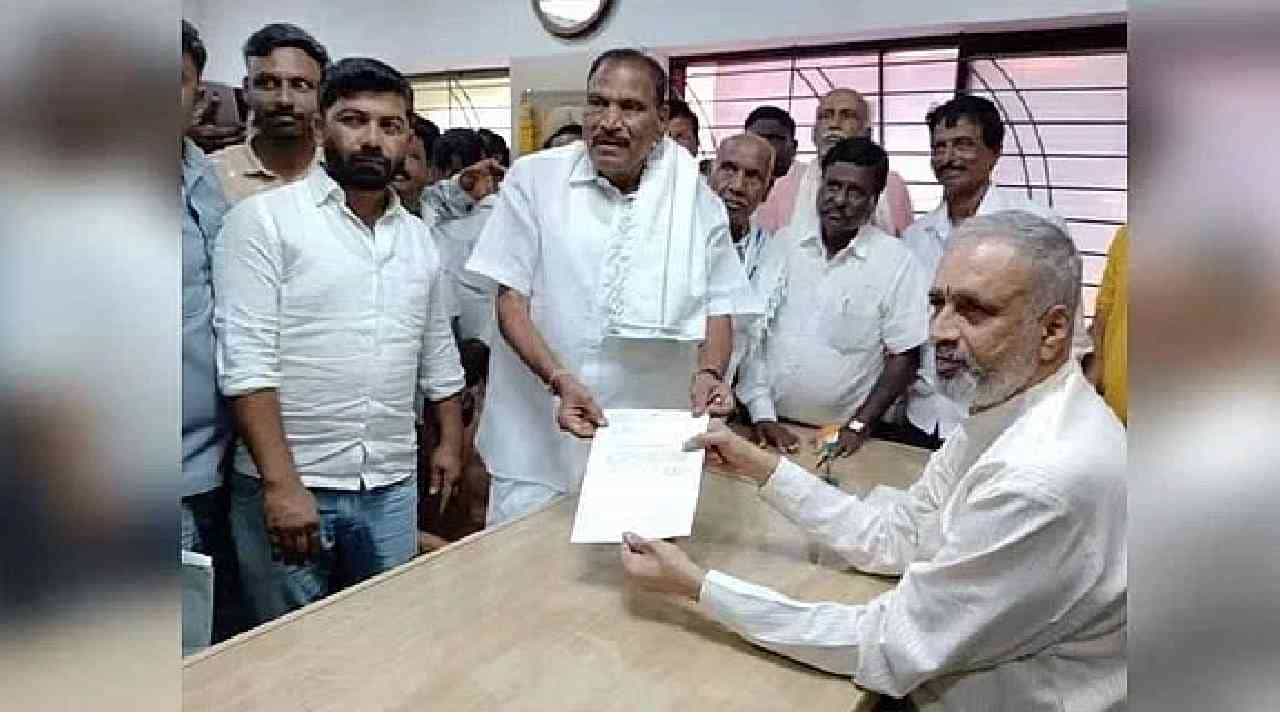 ಜೆಡಿಎಸ್ನ ಮತ್ತೊಂದು ವಿಕೆಟ್ ಪತನ, ಕಾಗೇರಿ ನಿವಾಸಕ್ಕೆ ಭೇಟಿ ನೀಡಿ ಶಾಸಕ ಸ್ಥಾನಕ್ಕೆ ರಾಜೀನಾಮೆ ನೀಡಿದ ಶಿವಲಿಂಗೇಗೌಡ ಜೆಡಿಎಸ್ನ ಮತ್ತೊಂದು ವಿಕೆಟ್ ಪತನ, ಕಾಗೇರಿ ನಿವಾಸಕ್ಕೆ ಭೇಟಿ ನೀಡಿ ಶಾಸಕ ಸ್ಥಾನಕ್ಕೆ ರಾಜೀನಾಮೆ ನೀಡಿದ ಶಿವಲಿಂಗೇಗೌಡ