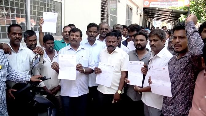 ಈಶ್ವರಪ್ಪ ನಿವೃತ್ತಿ ಘೋಷಣೆ ಬೆನ್ನಲ್ಲೇ ಶಿವಮೊಗ್ಗ ಬಿಜೆಪಿಯಲ್ಲಿ ಅಲ್ಲೋಲ ಕಲ್ಲೋಲ; ಮೇಯರ್, ಉಪಮೇಯರ್ ಸೇರಿ 19 ಸದಸ್ಯರಿಂದ ರಾಜೀನಾಮೆ ಈಶ್ವರಪ್ಪ ನಿವೃತ್ತಿ ಘೋಷಣೆ ಬೆನ್ನಲ್ಲೇ ಶಿವಮೊಗ್ಗ ಬಿಜೆಪಿಯಲ್ಲಿ ಅಲ್ಲೋಲ ಕಲ್ಲೋಲ; ಮೇಯರ್, ಉಪಮೇಯರ್ ಸೇರಿ 19 ಸದಸ್ಯರಿಂದ ರಾಜೀನಾಮೆ