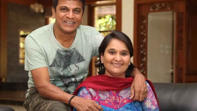 ಪತ್ನಿ ಗೀತಾ ಕಾಂಗ್ರೆಸ್ ಸೇರ್ಪಡೆಗೆ ಬೆಂಬಲಿಸಿದ ಶಿವರಾಜ್ ಕುಮಾರ್, ತಾವೂ ಪ್ರಚಾರಕ್ಕಿಳಿಯುವುದಾಗಿ ಘೋಷಿಸಿದ ಶಿವಣ್ಣ ಪತ್ನಿ ಗೀತಾ ಕಾಂಗ್ರೆಸ್ ಸೇರ್ಪಡೆಗೆ ಬೆಂಬಲಿಸಿದ ಶಿವರಾಜ್ ಕುಮಾರ್, ತಾವೂ ಪ್ರಚಾರಕ್ಕಿಳಿಯುವುದಾಗಿ ಘೋಷಿಸಿದ ಶಿವಣ್ಣ