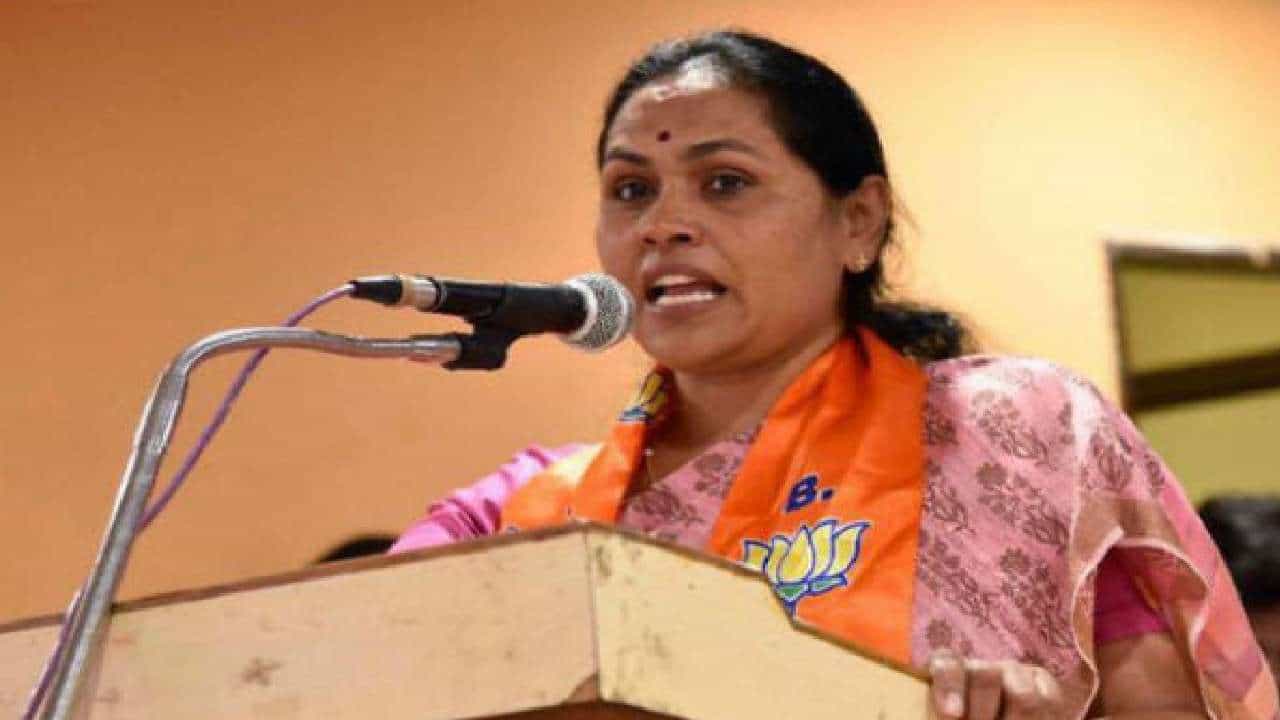ದೇವಸ್ಥಾನದಲ್ಲಿ ಪ್ರಸಾದ ವಿತರಣೆಗೆ ನಿಷೇಧ; ಚುನಾವಣಾ ಆಯೋಗಕ್ಕೆ ಶೋಭಾ ಕರಂದ್ಲಾಜೆ ದೂರು