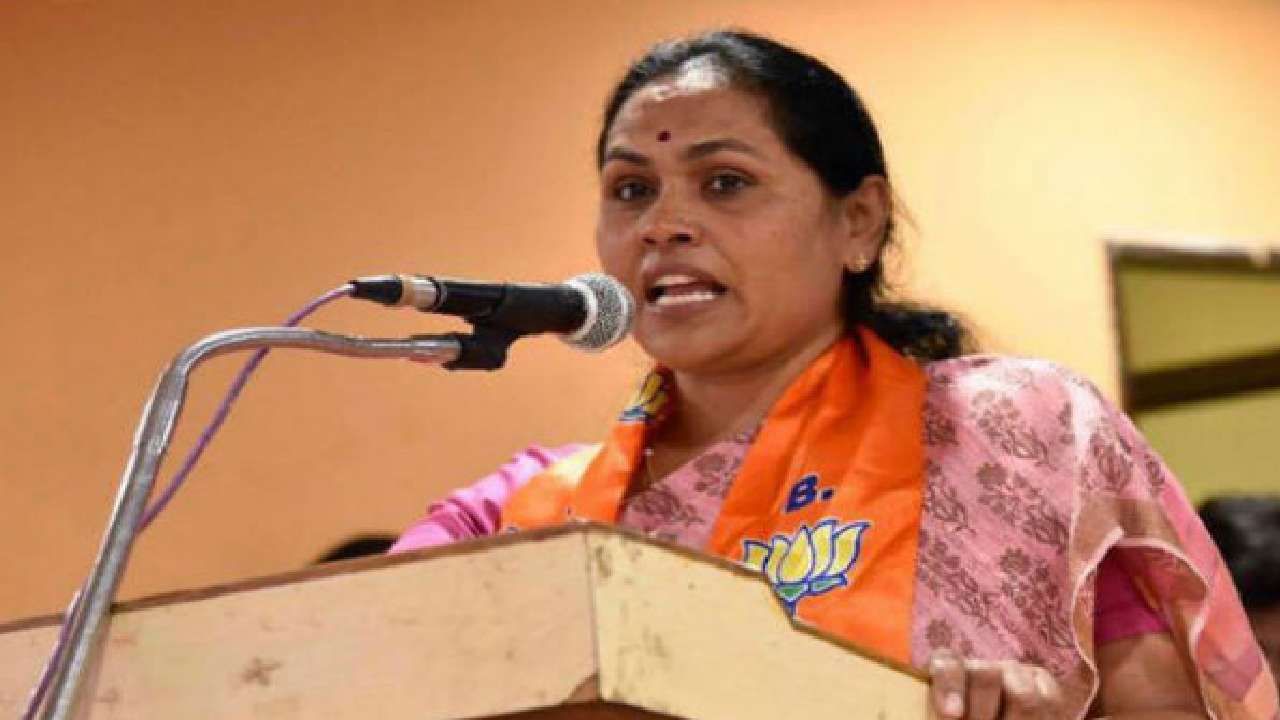 ದೇವಸ್ಥಾನದಲ್ಲಿ ಪ್ರಸಾದ ವಿತರಣೆಗೆ ನಿಷೇಧ; ಚುನಾವಣಾ ಆಯೋಗಕ್ಕೆ ಶೋಭಾ ಕರಂದ್ಲಾಜೆ ದೂರು ದೇವಸ್ಥಾನದಲ್ಲಿ ಪ್ರಸಾದ ವಿತರಣೆಗೆ ನಿಷೇಧ; ಚುನಾವಣಾ ಆಯೋಗಕ್ಕೆ ಶೋಭಾ ಕರಂದ್ಲಾಜೆ ದೂರು