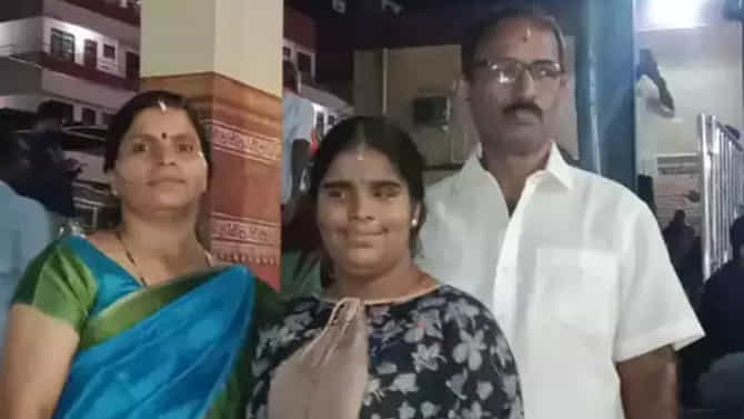 ತರಗತಿಯಲ್ಲಿ ಹೇಳಿದ ಪಾಠಗಳನ್ನು ಅಂಧ ಮಗಳ ಪರವಾಗಿ ನೋಟ್ಸ್​ ಮಾಡಿಕೊಳ್ಳುತ್ತಿದ್ದ ತಾಯಿ: ದ್ವೀತಿಯ ಪಿಯುಸಿಯಲ್ಲಿ ಶ್ರುತಿ ಪಾಸ್