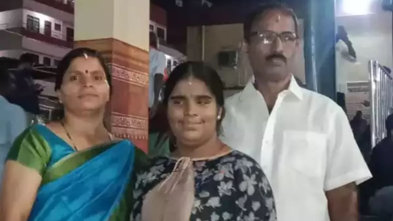ತರಗತಿಯಲ್ಲಿ ಹೇಳಿದ ಪಾಠಗಳನ್ನು ಅಂಧ ಮಗಳ ಪರವಾಗಿ ನೋಟ್ಸ್​ ಮಾಡಿಕೊಳ್ಳುತ್ತಿದ್ದ ತಾಯಿ: ದ್ವೀತಿಯ ಪಿಯುಸಿಯಲ್ಲಿ ಶ್ರುತಿ ಪಾಸ್