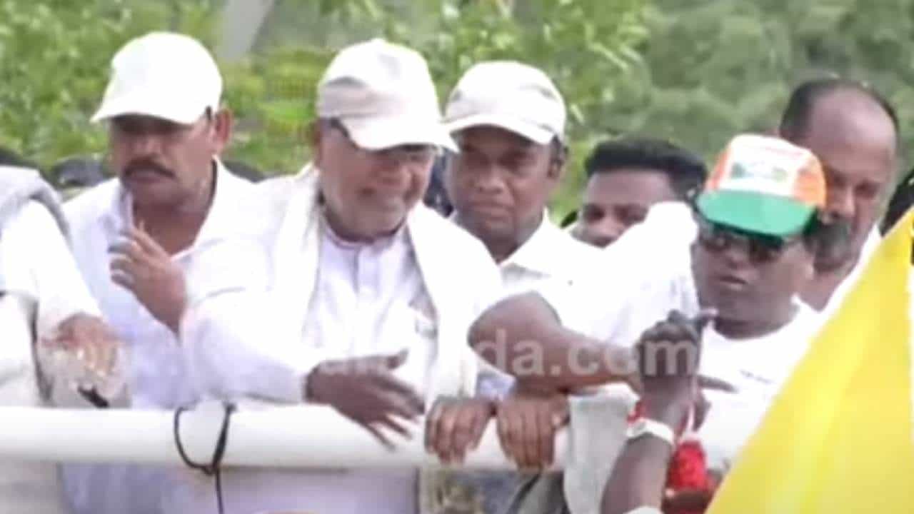 ವರುಣ ಕ್ಷೇತ್ರದಲ್ಲೇ ನನ್ನನ್ನು ಕಟ್ಟಿಹಾಕಲು ಬಿಜೆಪಿ ಪ್ರಯತ್ನಿಸುತ್ತಿದೆ: ಸಿದ್ದರಾಮಯ್ಯ ವರುಣ ಕ್ಷೇತ್ರದಲ್ಲೇ ನನ್ನನ್ನು ಕಟ್ಟಿಹಾಕಲು ಬಿಜೆಪಿ ಪ್ರಯತ್ನಿಸುತ್ತಿದೆ: ಸಿದ್ದರಾಮಯ್ಯ