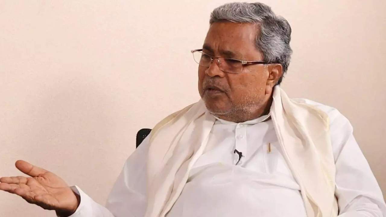 ಇವರೆಲ್ಲಾ ಲಂಚ ಕೊಟ್ಟು ಬಂದಿದ್ದಾರೆ ಎಂದು ಪೊಲೀಸರ ಕಡೆ ಕೈ ಮಾಡಿ ಸರ್ಕಾರದ ವಿರುದ್ಧ ಸಿದ್ಧರಾಮಯ್ಯ ಕಿಡಿ ಇವರೆಲ್ಲಾ ಲಂಚ ಕೊಟ್ಟು ಬಂದಿದ್ದಾರೆ ಎಂದು ಪೊಲೀಸರ ಕಡೆ ಕೈ ಮಾಡಿ ಸರ್ಕಾರದ ವಿರುದ್ಧ ಸಿದ್ಧರಾಮಯ್ಯ ಕಿಡಿ