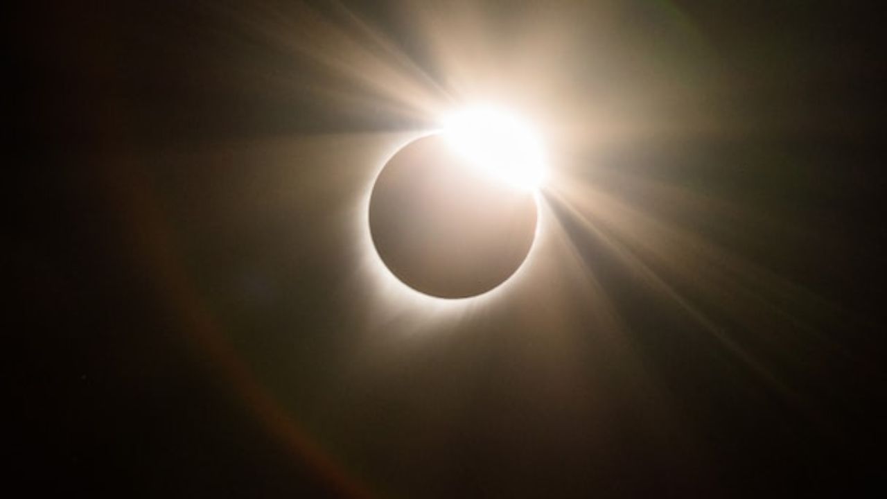 Solar Eclipse 2023: ಭಾರತದಲ್ಲಿ ಸೂರ್ಯಗ್ರಹಣ ಗೋಚರಿಸುತ್ತಿದೆಯೇ? ಗ್ರಹಣಕಾಲದಲ್ಲಿ ಏನು ಮಾಡಬೇಕು ಏನೇನು ಮಾಡಬಾರದು; ಇಲ್ಲಿದೆ ಮಾಹಿತಿ Solar Eclipse 2023: ಭಾರತದಲ್ಲಿ ಸೂರ್ಯಗ್ರಹಣ ಗೋಚರಿಸುತ್ತಿದೆಯೇ? ಗ್ರಹಣಕಾಲದಲ್ಲಿ ಏನು ಮಾಡಬೇಕು ಏನೇನು ಮಾಡಬಾರದು; ಇಲ್ಲಿದೆ ಮಾಹಿತಿ