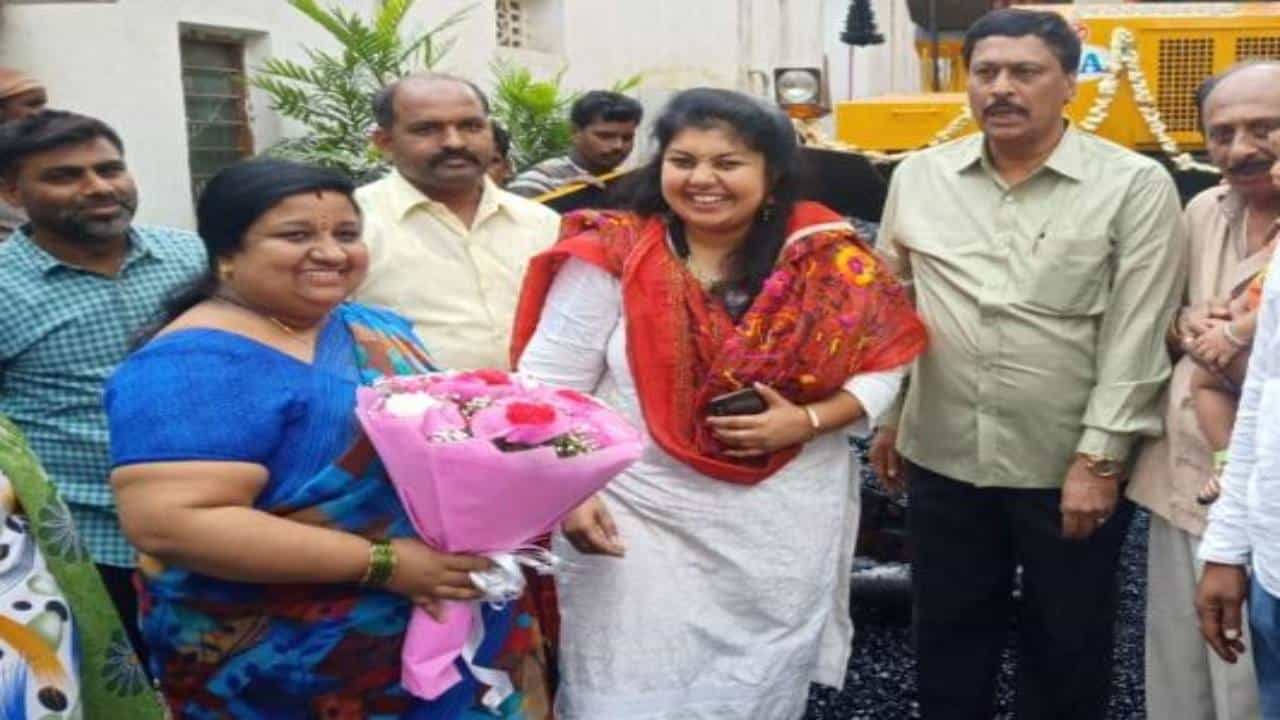 Sowmya Reddy: ಸೌಮ್ಯಾ ರೆಡ್ಡಿಯಿಂದ ಮತದಾರರಿಗೆ ಆಮಿಷ; ಚುನಾವಣಾ ಆಯೋಗಕ್ಕೆ ಬಿಜೆಪಿ ದೂರು Sowmya Reddy: ಸೌಮ್ಯಾ ರೆಡ್ಡಿಯಿಂದ ಮತದಾರರಿಗೆ ಆಮಿಷ; ಚುನಾವಣಾ ಆಯೋಗಕ್ಕೆ ಬಿಜೆಪಿ ದೂರು