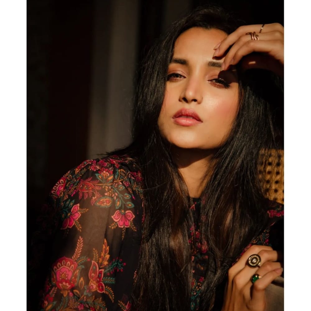 ಶ್ರೀನಿಧಿ ಶೆಟ್ಟಿ ಅವರು ಸೋಶಿಯಲ್ ಮೀಡಿಯಾದಲ್ಲಿ ಆ್ಯಕ್ಟೀವ್ ಆಗಿದ್ದಾರೆ. ಹೊಸ ಹೊಸ ಫೋಟೋಶೂಟ್ ಮಾಡಿಸಿ ಅವರು ಗಮನ ಸೆಳೆಯುತ್ತಿದ್ದಾರೆ.