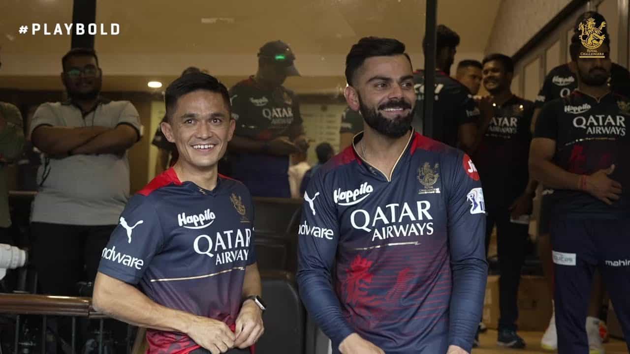 IPL 2023 RCB: ಏಪ್ರಿಲ್ 2 ರಂದು ಮುಂಬೈ ಇಂಡಿಯನ್ಸ್ ವಿರುದ್ಧದ ಪಂದ್ಯಕ್ಕಾಗಿ ರಾಯಲ್ ಚಾಲೆಂಜರ್ಸ್ ಬೆಂಗಳೂರು ತಂಡವು ಭರ್ಜರಿ ತಯಾರಿಯಲ್ಲಿದೆ. ಕಳೆದೆರಡು ದಿನಗಳಿಂದ ಬೆವರಿಳಿಸುತ್ತಿರುವ ಆರ್ಸಿಬಿ ಆಟಗಾರರನ್ನು ಶುಕ್ರವಾರ ವಿಶೇಷ ಅತಿಥಿಯೊಬ್ಬರು ಭೇಟಿಯಾಗಿದ್ದರು. ಅದು ಕೂಡ ಕಿಂಗ್ ಕೊಹ್ಲಿಯ ಜೊತೆಗೆ ಆಗಮಿಸುವ ಮೂಲಕ ಎಂಬುದು ವಿಶೇಷ.