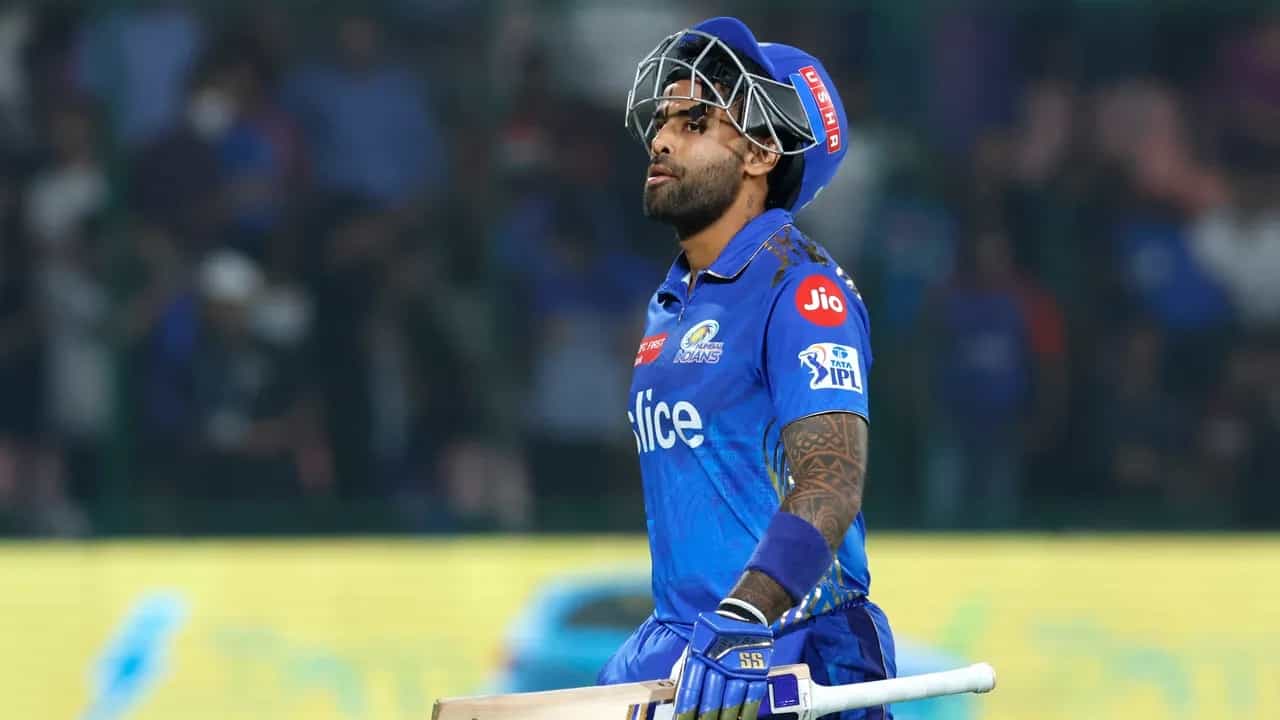 IPL 2023: 0,0,0,15,1,0...ಇದು ಟಿ20 ಸ್ಪೆಷಲಿಸ್ಟ್ ಎಂದೇ ಖ್ಯಾತರಾಗಿರುವ ಸೂರ್ಯಕುಮಾರ್ ಕಳೆದ 6 ಇನಿಂಗ್ಸ್ಗಳಲ್ಲಿ ಕಲೆಹಾಕಿದ ಸ್ಕೋರ್. ಅಂದರೆ ಸಿಡಿಲಬ್ಬರದ ಸೂರ್ಯನ ಬ್ಯಾಟ್ನಿಂದ ಕಳೆದ 6 ಇನಿಂಗ್ಸ್ಗಳಿಂದ ಮೂಡಿಬಂದಿರುವುದು ಕೇವಲ 16 ರನ್ಗಳು. ಇದರಲ್ಲಿ ನಾಲ್ಕು ಬಾರಿ ಗೋಲ್ಡನ್ ಡಕ್ಗೆ ಔಟಾಗಿದ್ದಾರೆ ಎಂಬುದೇ ಅಚ್ಚರಿ.
