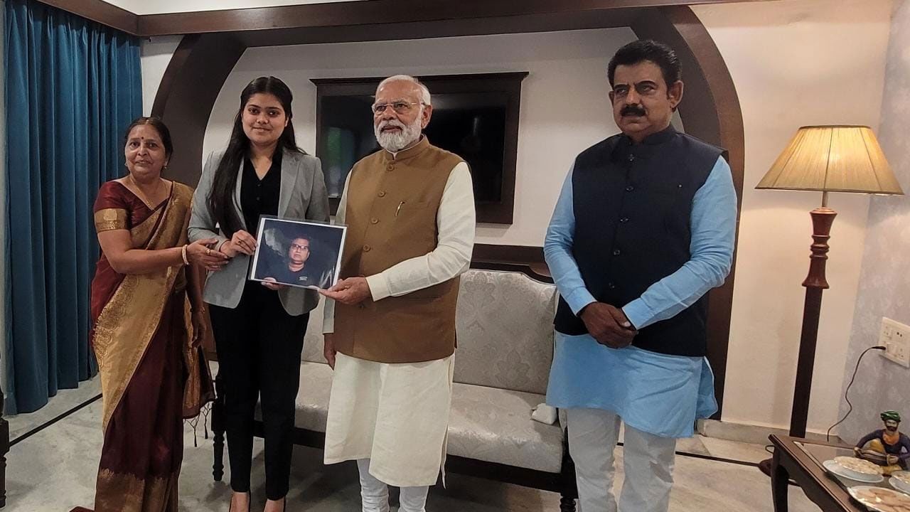 ದೇಶದ ಮುಖ್ಯ ನ್ಯಾಯಾಧೀಶರಾಗುವ ಕನಸು ನನ್ನದು ಎಂದು ಹೇಳಿದ ಪ್ರತಿಭಾನ್ವಿತ ಬಾಲಕಿಗೆ ಮೋದಿ ಕೊಟ್ಟ ಸಲಹೆ ಹೀಗಿತ್ತು ದೇಶದ ಮುಖ್ಯ ನ್ಯಾಯಾಧೀಶರಾಗುವ ಕನಸು ನನ್ನದು ಎಂದು ಹೇಳಿದ ಪ್ರತಿಭಾನ್ವಿತ ಬಾಲಕಿಗೆ ಮೋದಿ ಕೊಟ್ಟ ಸಲಹೆ ಹೀಗಿತ್ತು