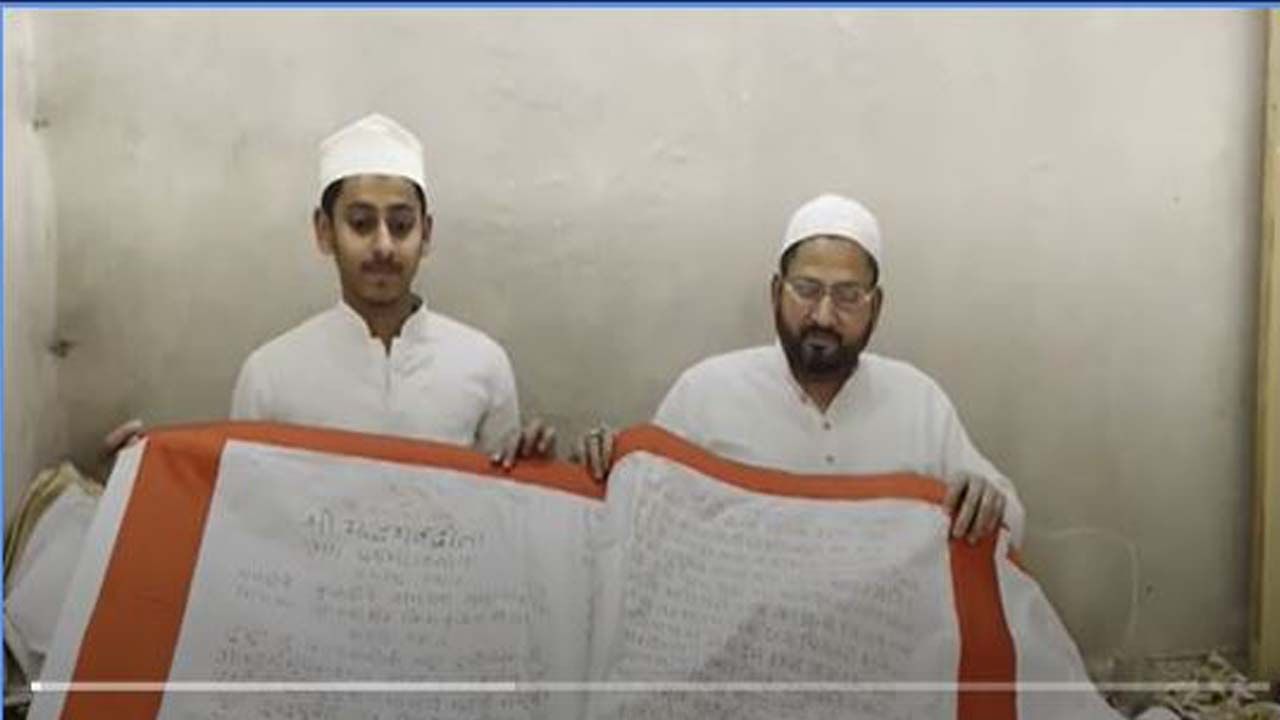 Calligraphy: ವಾರಣಾಸಿಯಲ್ಲಿ ಗಂಗಾಜಲದಿಂದ ತಯಾರಿಸಿದ ಶಾಯಿಯಿಂದ ಬಟ್ಟೆ ಮೇಲೆ ಭಗವದ್ಗೀತೆ ಬರೆದಿರೋದು ಒಬ್ಬ ಮುಸ್ಲಿಂ ಕಲಾವಿದ!