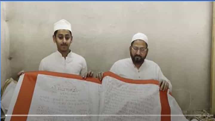 Calligraphy: ವಾರಣಾಸಿಯಲ್ಲಿ ಗಂಗಾಜಲದಿಂದ ತಯಾರಿಸಿದ ಶಾಯಿಯಿಂದ ಬಟ್ಟೆ ಮೇಲೆ ಭಗವದ್ಗೀತೆ ಬರೆದಿರೋದು ಒಬ್ಬ ಮುಸ್ಲಿಂ ಕಲಾವಿದ! Calligraphy: ವಾರಣಾಸಿಯಲ್ಲಿ ಗಂಗಾಜಲದಿಂದ ತಯಾರಿಸಿದ ಶಾಯಿಯಿಂದ ಬಟ್ಟೆ ಮೇಲೆ ಭಗವದ್ಗೀತೆ ಬರೆದಿರೋದು ಒಬ್ಬ ಮುಸ್ಲಿಂ ಕಲಾವಿದ!