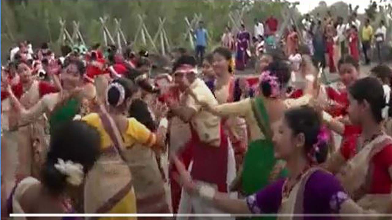 3-day Bihu celebrations get  underway: ಅಸ್ಸಾಂನಲ್ಲಿ ಶುರುವಾಗಿದೆ ಸಂಭ್ರಮ ಸಡಗರಗಳ ರೊಂಗಾಲಿ ಬಿಹು ಹಬ್ಬ, ಮಹಿಳೆಯರೆಲ್ಲ ಬಿಹು ನೃತ್ಯದಲ್ಲಿ ವ್ಯಸ್ತ!