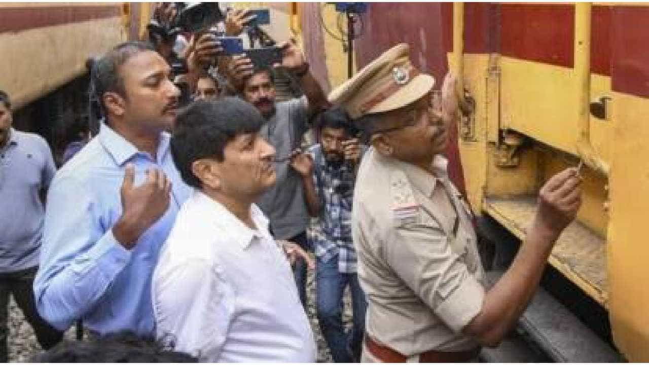 Kerala: ಕ್ಷುಲ್ಲಕ ಕಾರಣಕ್ಕೆ ರೈಲಿನಲ್ಲಿ ಮೂವರನ್ನು ಸಜೀವವಾಗಿ ದಹಿಸಿದ್ದ ವ್ಯಕ್ತಿಯ ಬಂಧನ Kerala: ಕ್ಷುಲ್ಲಕ ಕಾರಣಕ್ಕೆ ರೈಲಿನಲ್ಲಿ ಮೂವರನ್ನು ಸಜೀವವಾಗಿ ದಹಿಸಿದ್ದ ವ್ಯಕ್ತಿಯ ಬಂಧನ