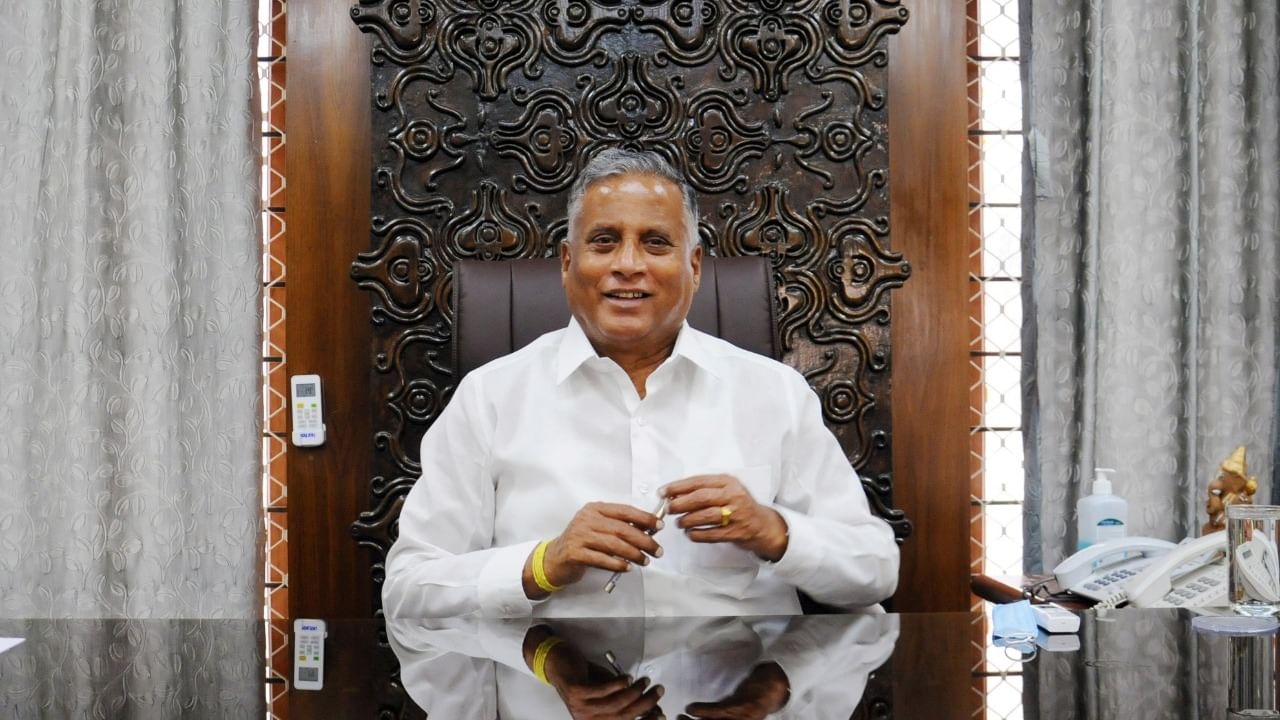 ವಿ. ಸೂಮಣ್ಣ ಸ್ಪರ್ಧೆ ಚಾಮರಾಜನಗರದಲ್ಲೋ, ಗೋವಿಂದರಾಜನಗರದಲ್ಲೋ?: ಸುಳಿವು ನೀಡಿದ ಸಂಸದ ತೇಜಸ್ವಿ ಸೂರ್ಯ ವಿ. ಸೂಮಣ್ಣ ಸ್ಪರ್ಧೆ ಚಾಮರಾಜನಗರದಲ್ಲೋ, ಗೋವಿಂದರಾಜನಗರದಲ್ಲೋ?: ಸುಳಿವು ನೀಡಿದ ಸಂಸದ ತೇಜಸ್ವಿ ಸೂರ್ಯ