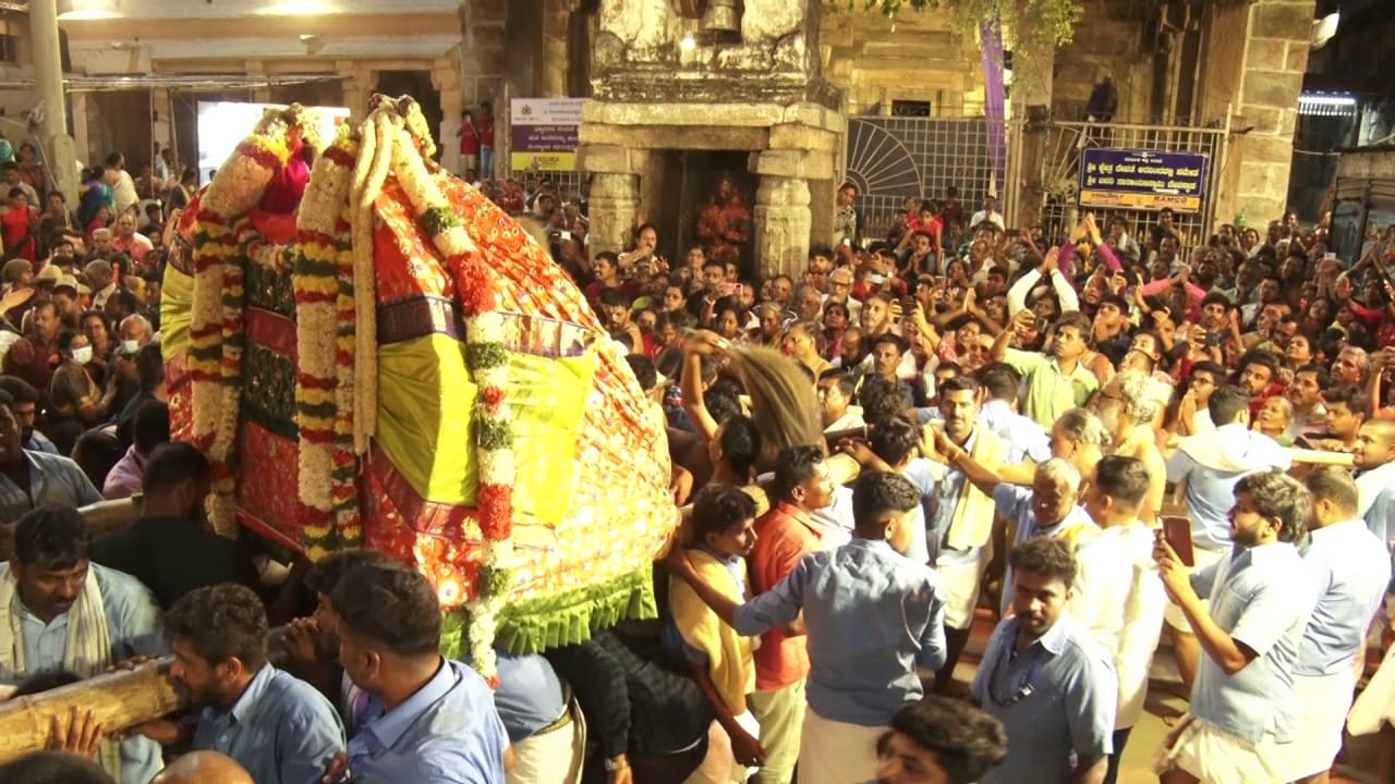 ಅದ್ದೂರಿ ವೈರಮುಡಿ ಬ್ರಹ್ಮೋತ್ಸವಕ್ಕೆ ಮೇಲುಕೋಟೆ ಸಾಕ್ಷಿಯಾಯ್ತು. ಖಜಾನೆಯಲ್ಲಿದ್ದ ರತ್ನ ಖಚಿತ ವಜ್ರದ ವೈರಮುಡಿ ಕಿರೀಟಕ್ಕೆ ಜಿಲ್ಲಾಧಿಕಾರಿ ಪೂಜೆ ಸಲ್ಲಿಸುವ ಮೂಲಕ ಖಜಾನೆಯಿಂದ ನೇರವಾಗಿ ಮೇಲುಕೋಟೆಯ ಚಲುವನಾರಾಯಣ ಸ್ವಾಮಿ ಸನ್ನಿಧಾನಕ್ಕೆ ಬಿಗಿ ಭದ್ರತೆಯೊಂದಿಗೆ ಚಿನ್ನಾಭರವನ್ನ ತರಲಾಯ್ತು. 