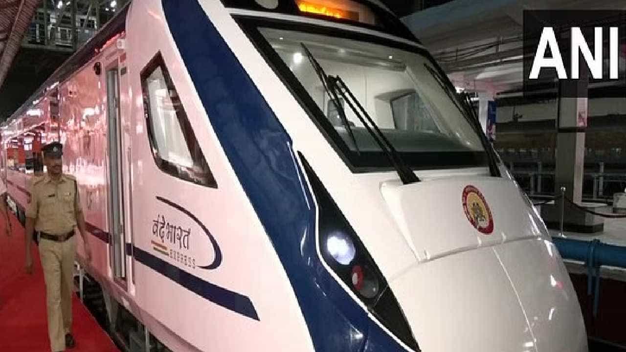 Vande Bharat Express: ಆಂಧ್ರಪ್ರದೇಶದಲ್ಲಿ ವಂದೇ ಭಾರತ್ ರೈಲಿನ ಮೇಲೆ ಕಲ್ಲು ತೂರಾಟ Vande Bharat Express: ಆಂಧ್ರಪ್ರದೇಶದಲ್ಲಿ ವಂದೇ ಭಾರತ್ ರೈಲಿನ ಮೇಲೆ ಕಲ್ಲು ತೂರಾಟ