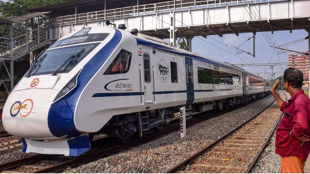 Vande Bharat Express: ಭೋಪಾಲ್-ದೆಹಲಿ ವಂದೇ ಭಾರತ್ ಎಕ್ಸ್​ಪ್ರೆಸ್​ಗೆ ಹಸು ಡಿಕ್ಕಿ, ರೈಲಿನ ಮುಂಭಾಗಕ್ಕೆ ಹಾನಿ