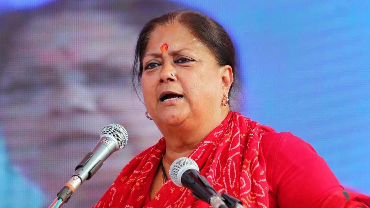 Rajasthan Politics: ಹಾಲು, ನಿಂಬೆ ರಸ ಒಟ್ಟಾಗಲು ಸಾಧ್ಯವೇ? ಅಶೋಕ್ ಗೆಹ್ಲೋಟ್ ಜತೆಗಿನ ಒಳ ಒಪ್ಪಂದ ತಿರಸ್ಕರಿಸಿದ ವಸುಂಧರಾ ರಾಜೆ Rajasthan Politics: ಹಾಲು, ನಿಂಬೆ ರಸ ಒಟ್ಟಾಗಲು ಸಾಧ್ಯವೇ? ಅಶೋಕ್ ಗೆಹ್ಲೋಟ್ ಜತೆಗಿನ ಒಳ ಒಪ್ಪಂದ ತಿರಸ್ಕರಿಸಿದ ವಸುಂಧರಾ ರಾಜೆ