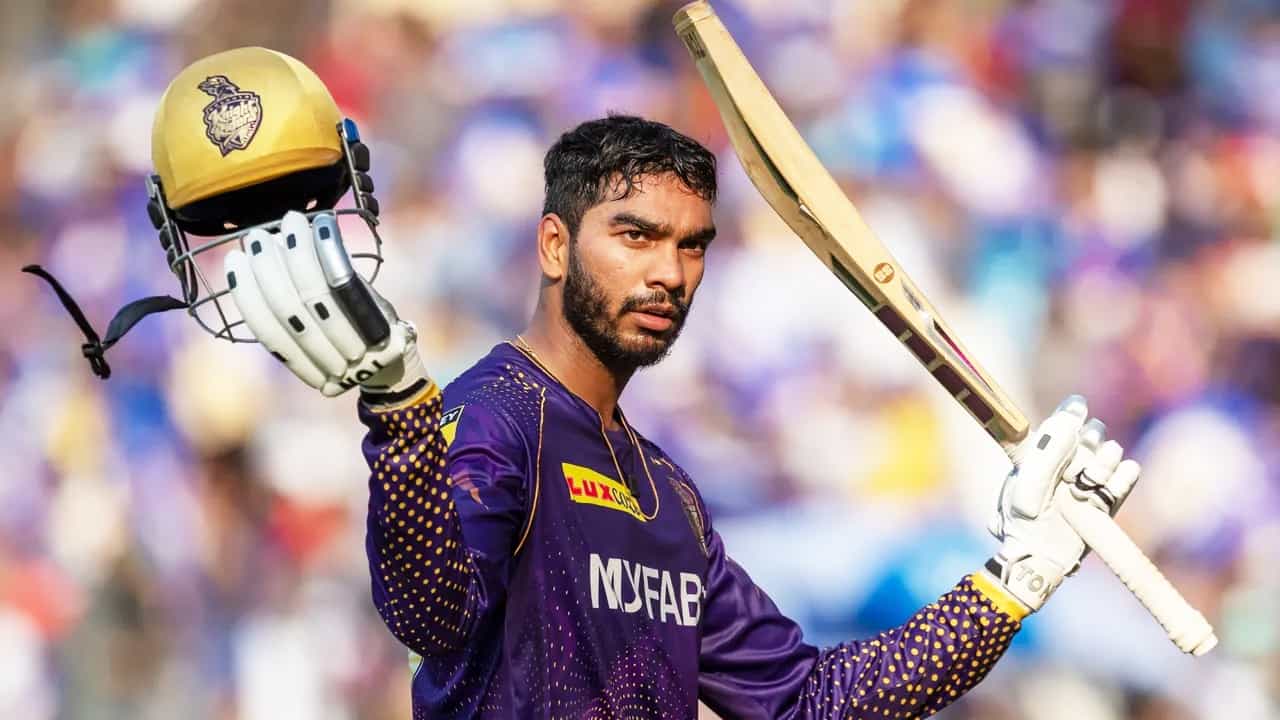 IPL 2023: ಮುಂಬೈನ ವಾಂಖೆಡೆ ಸ್ಟೇಡಿಯಂನಲ್ಲಿ ನಡೆದ ಮುಂಬೈ ಇಂಡಿಯನ್ಸ್ ವಿರುದ್ಧದ ಪಂದ್ಯದಲ್ಲಿ ಕೆಕೆಆರ್ ತಂಡದ ಸ್ಪೋಟಕ ಬ್ಯಾಟ್ಸ್ಮನ್ ವೆಂಕಟೇಶ್ ಅಯ್ಯರ್ ಭರ್ಜರಿ ಶತಕ ಸಿಡಿಸಿ ಮಿಂಚಿದ್ದಾರೆ. ಇದರೊಂದಿಗೆ ಕೆಕೆಆರ್ ಪರ ಶತಕ ಬಾರಿಸಿದ 2ನೇ ಆಟಗಾರ ಎನಿಸಿಕೊಂಡಿದ್ದಾರೆ.