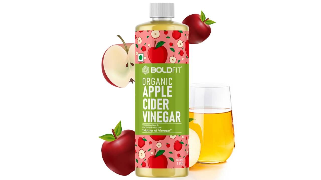 ವಿನೆಗರ್(Vinegar): ವಿನೆಗರ್​ನ್ನು ನೀರಿನೊಂದಿಗೆ ಮಿಶ್ರಣ ಮಾಡಿ, ನೈಸರ್ಗಿಕವಾಗಿ ಸ್ಪ್ರೇ ಮಾಡುವ ಮೂಲಕ ಬಳಸಬಹುದು. ವಿನೆಗರ್​ ಬಲವಾದ ವಾಸನೆಯು ಕೀಟಗಳನ್ನು ಹಿಮ್ಮೆಟ್ಟಿಸುತ್ತದೆ.