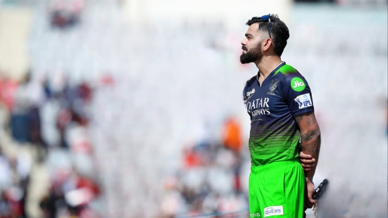 ಒಟ್ಟಿನಲ್ಲಿ ಈ ಬಾರಿಯ ಐಪಿಎಲ್ನಲ್ಲಿ ದಾಖಲೆ ಮೇಲೆ ದಾಖಲೆ ಬರೆಯುತ್ತಾ ಸಾಗಿದ್ದ ವಿರಾಟ್ ಕೊಹ್ಲಿ ಇದೀಗ ಗೋಲ್ಡನ್ ಡಕ್ಗೆ ಔಟಾಗಿ ಅನಗತ್ಯ ದಾಖಲೆಯೊಂದನ್ನು ಮೈಮೇಲೆ ಎಳೆದುಕೊಂಡಿದ್ದಾರೆ.